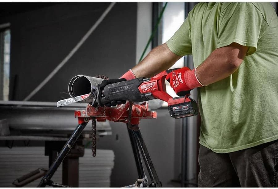 Milwaukee M18 FUEL ONE-KEY 18V Cordless Reciprocating Saw &  5Ah battery - Thumbnail 10