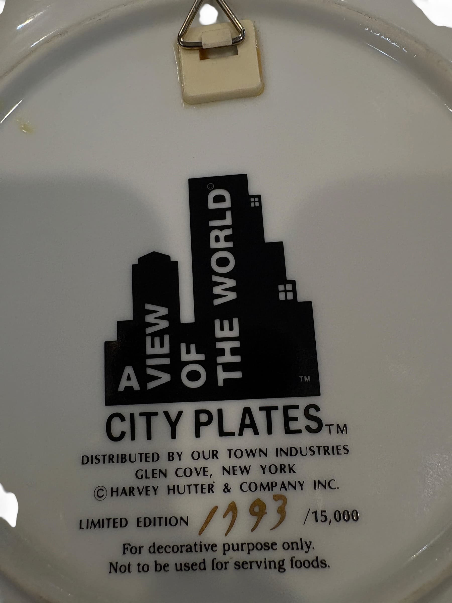 Vintage NY “A View of the World” City Plate, Twin Towers, Ltd Ed 1793/15000, Harvey Hutter (941) - Regular - Thumbnail 3