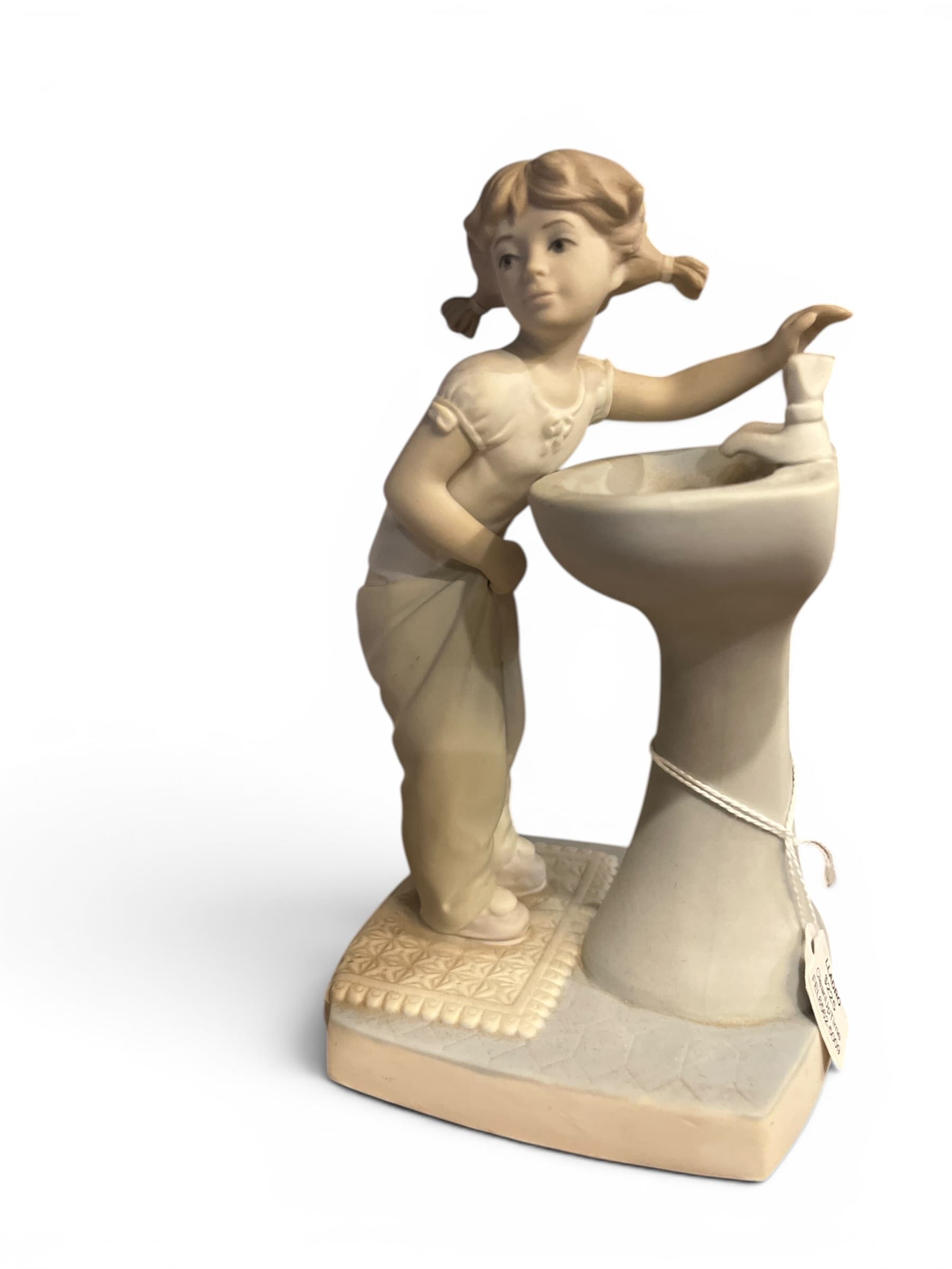 Lladro “Clean Up Time” Girl By Sink Figurine - Regular - Thumbnail 5