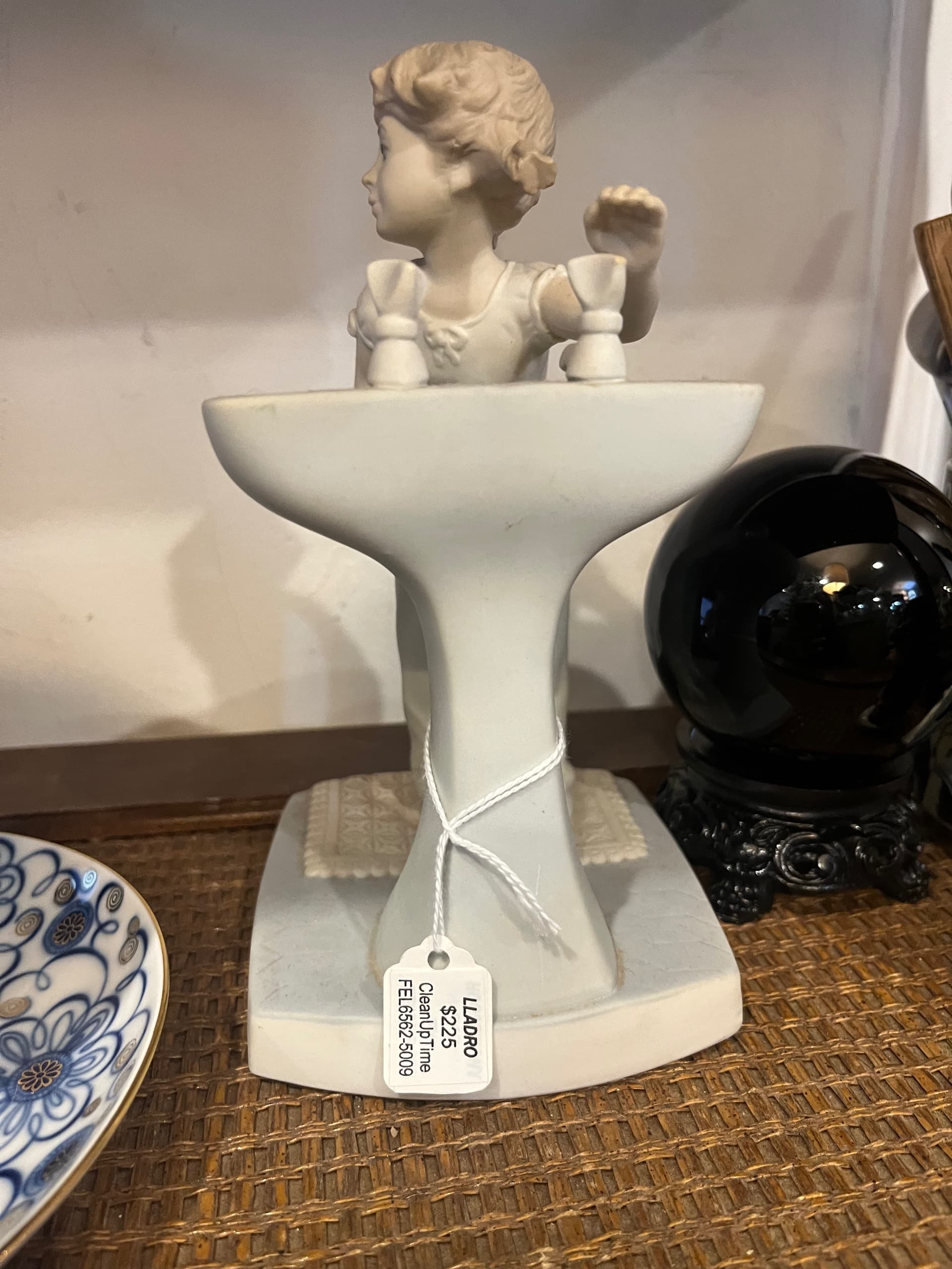 Lladro “Clean Up Time” Girl By Sink Figurine - Regular - Thumbnail 2