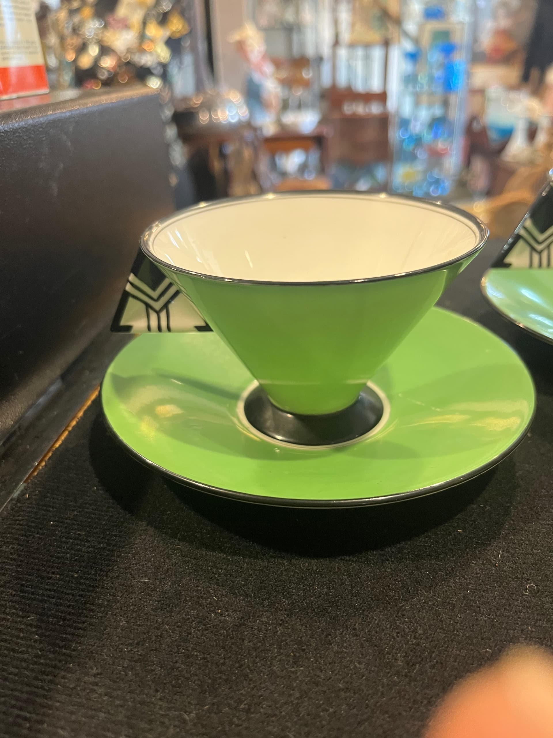 Shelley Art Deco 'Vogue' teacup and saucer sets. 2 Cups & 2 Saucers 941 - Regular - Thumbnail 3