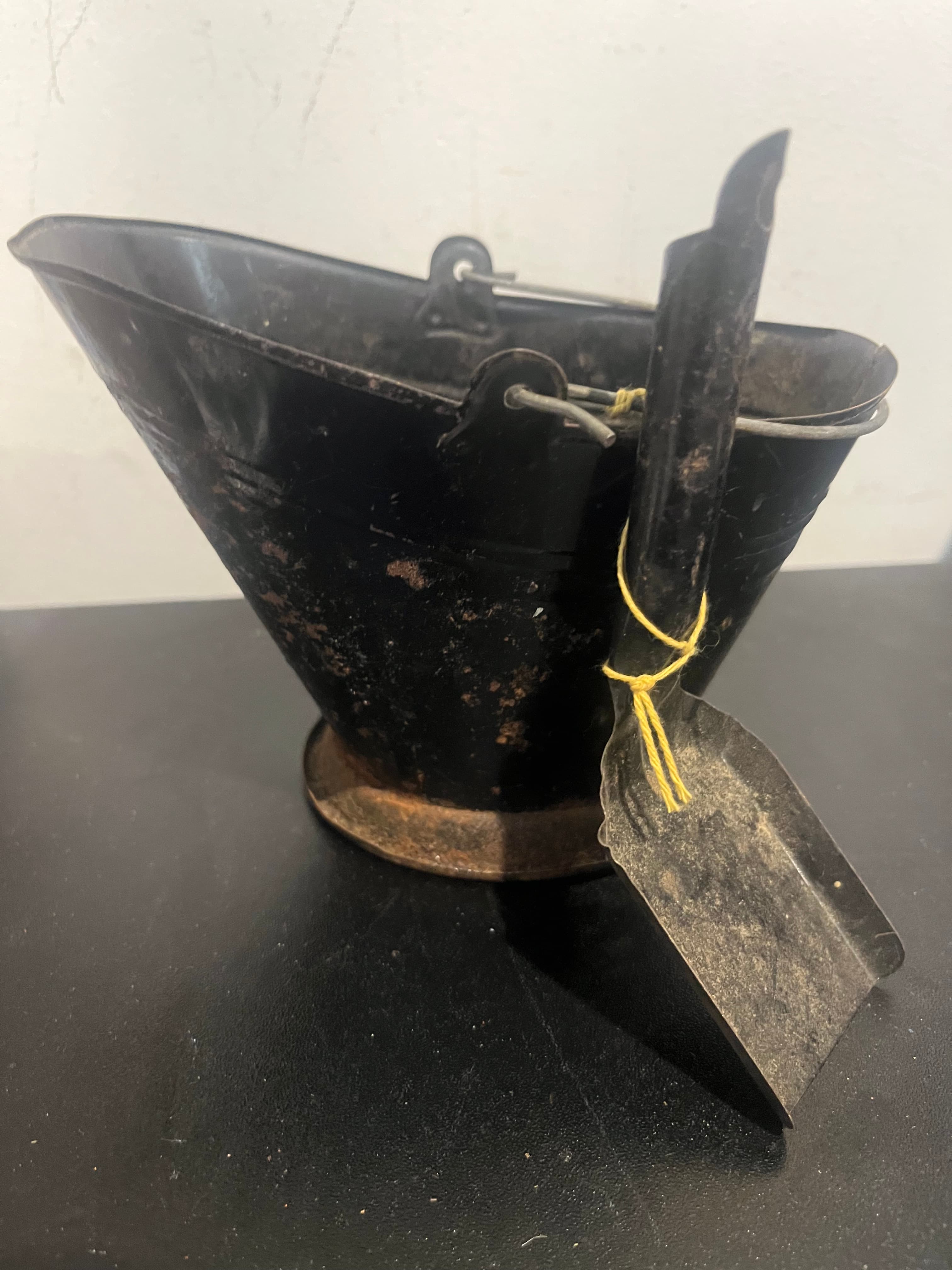 Small Coal Scuttle with Shovel - Regular - Thumbnail 3