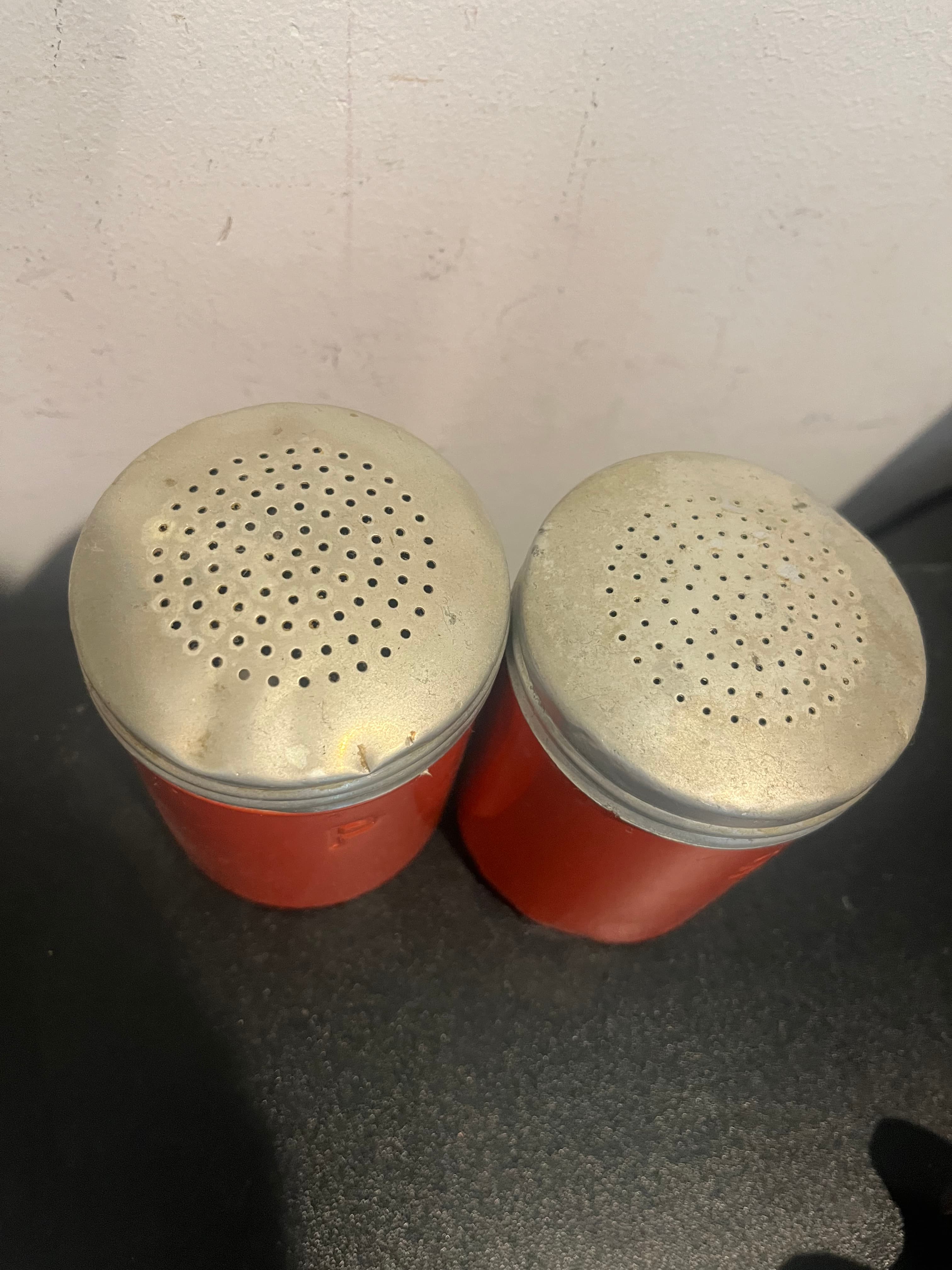 Red enamel aluminum Salt & Pepper - Regular - Thumbnail 3