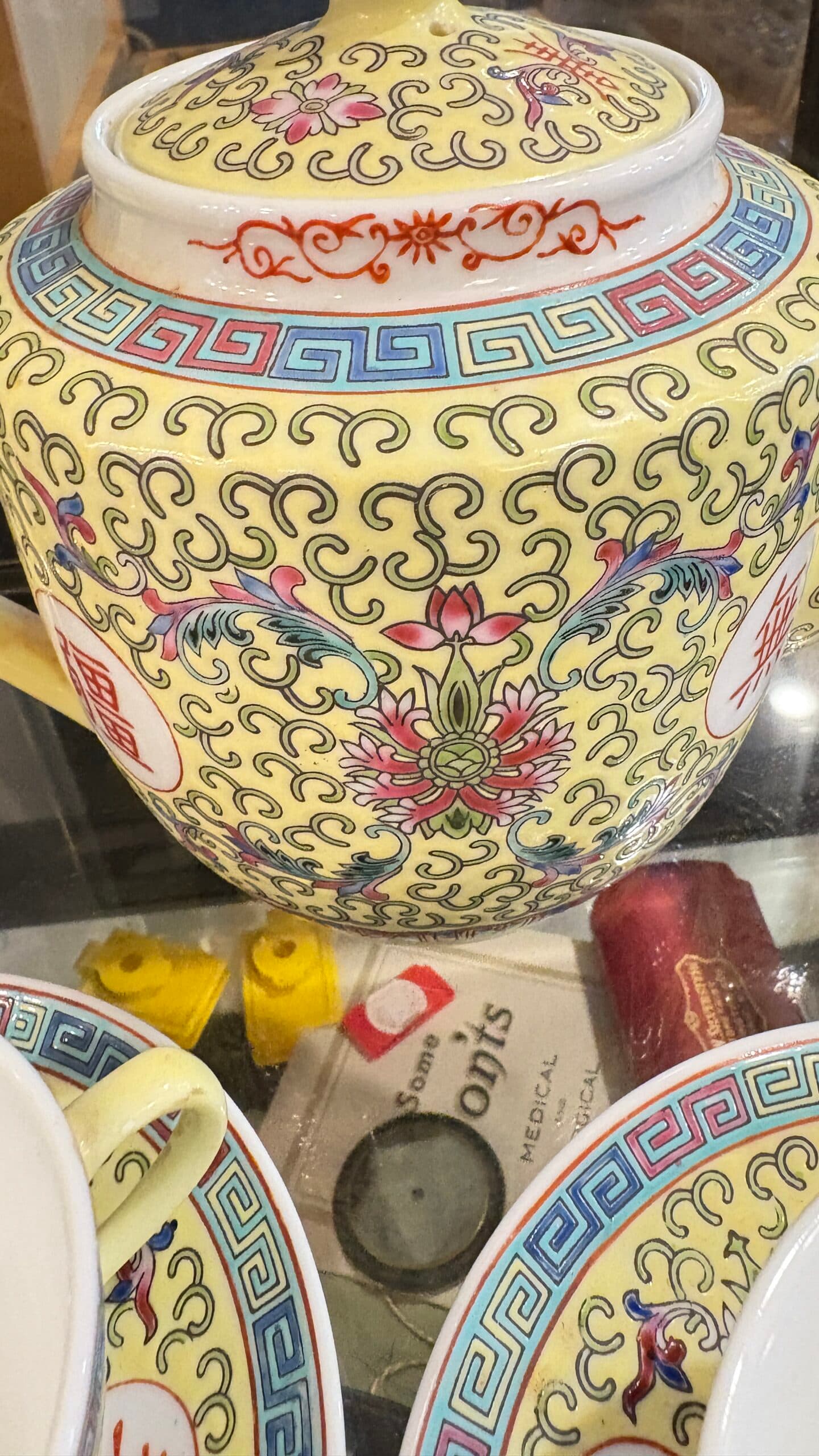 Famille Jaune Teapot and two Teacup/Saucers - Regular - Thumbnail 3