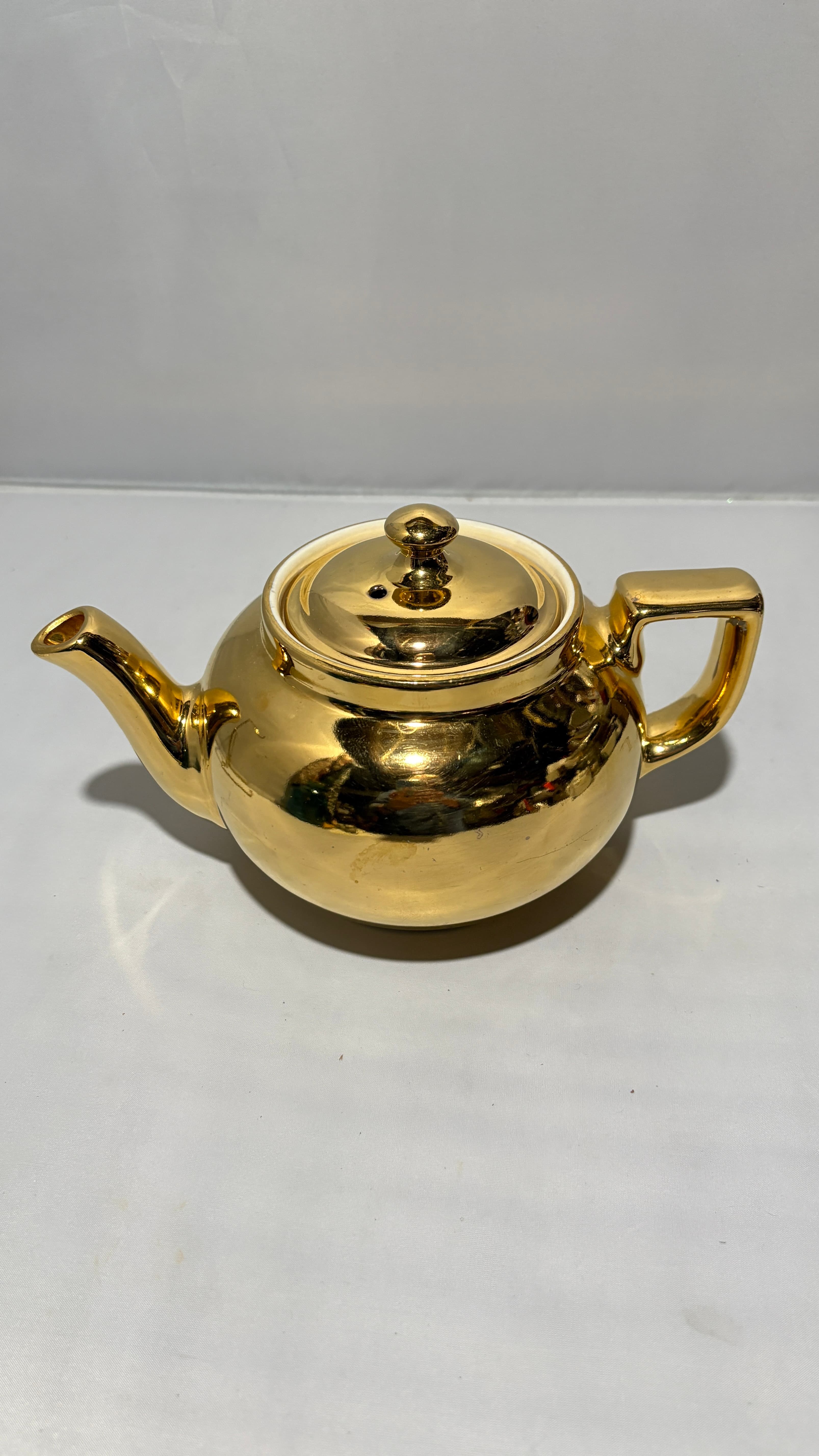 Hall China Teapot “Golden Glo” 22K Gilt Luster Teapot | 4–6 Cup | Mid-Century American Art Pottery - Regular - Thumbnail 2