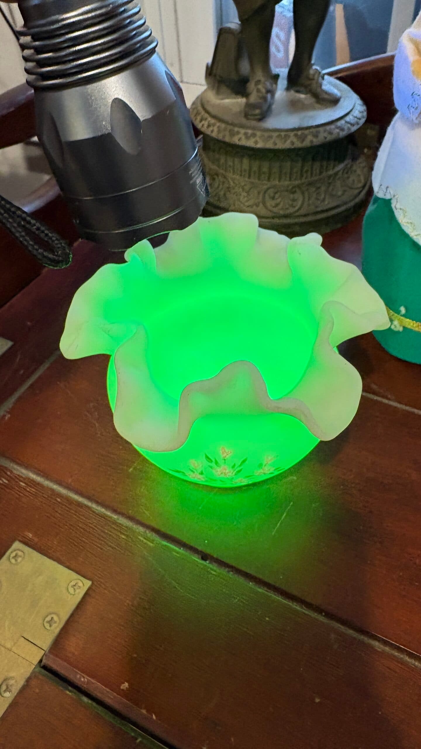 Fenton Custard Satan Rose Bowl - Regular - Thumbnail 4