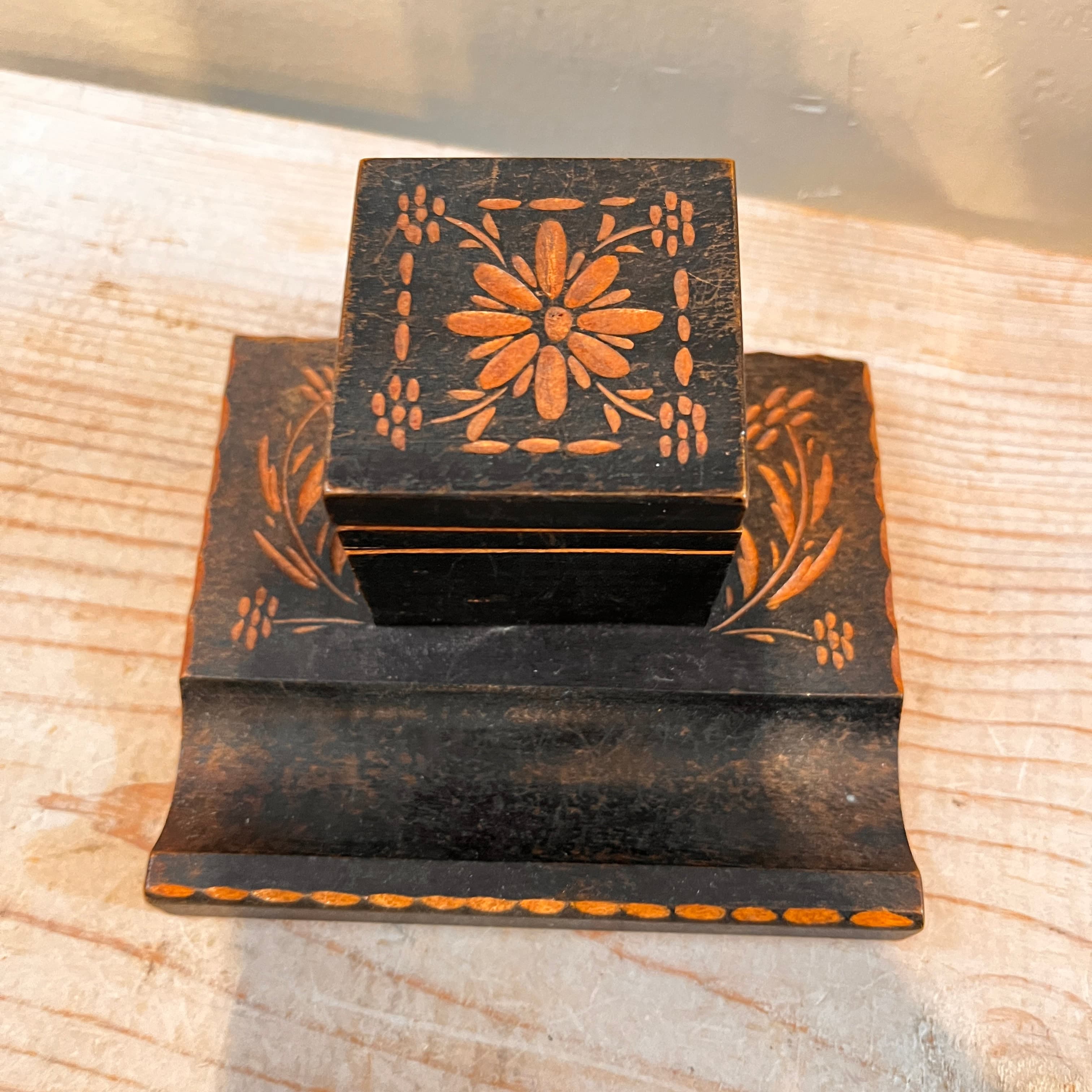 VIntage Carved Inkwell without insert - Regular - Thumbnail 5