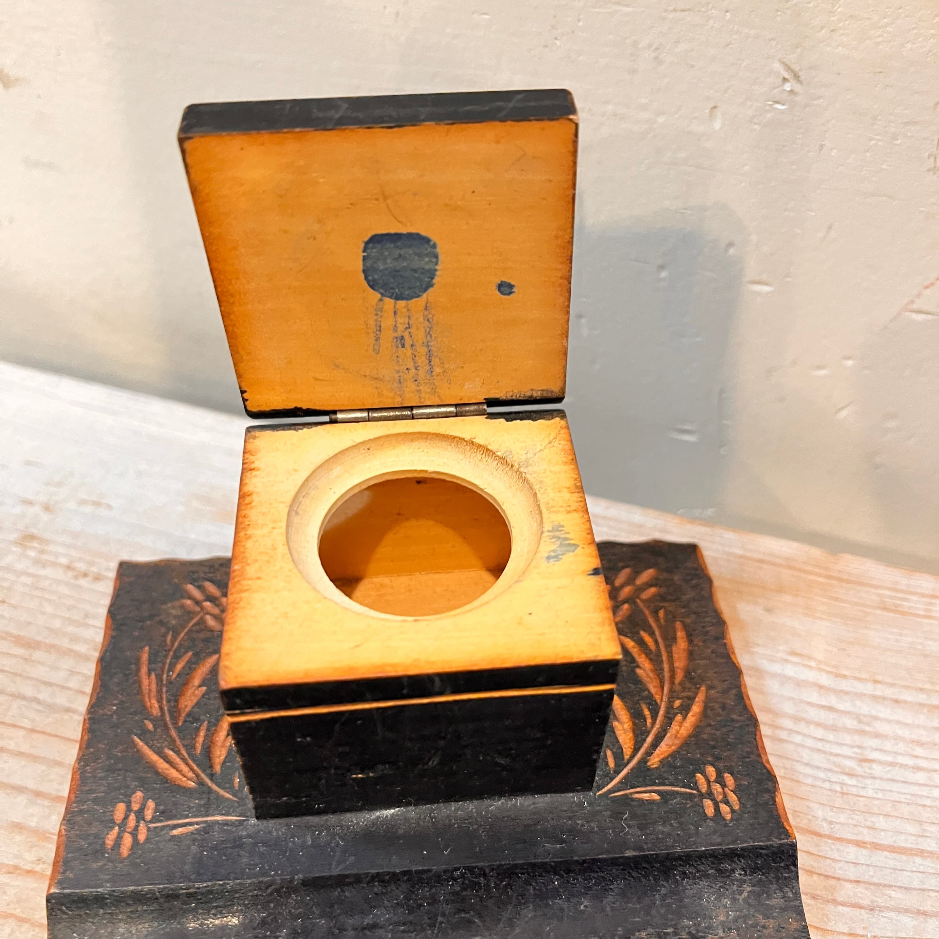 VIntage Carved Inkwell without insert - Regular - Thumbnail 4