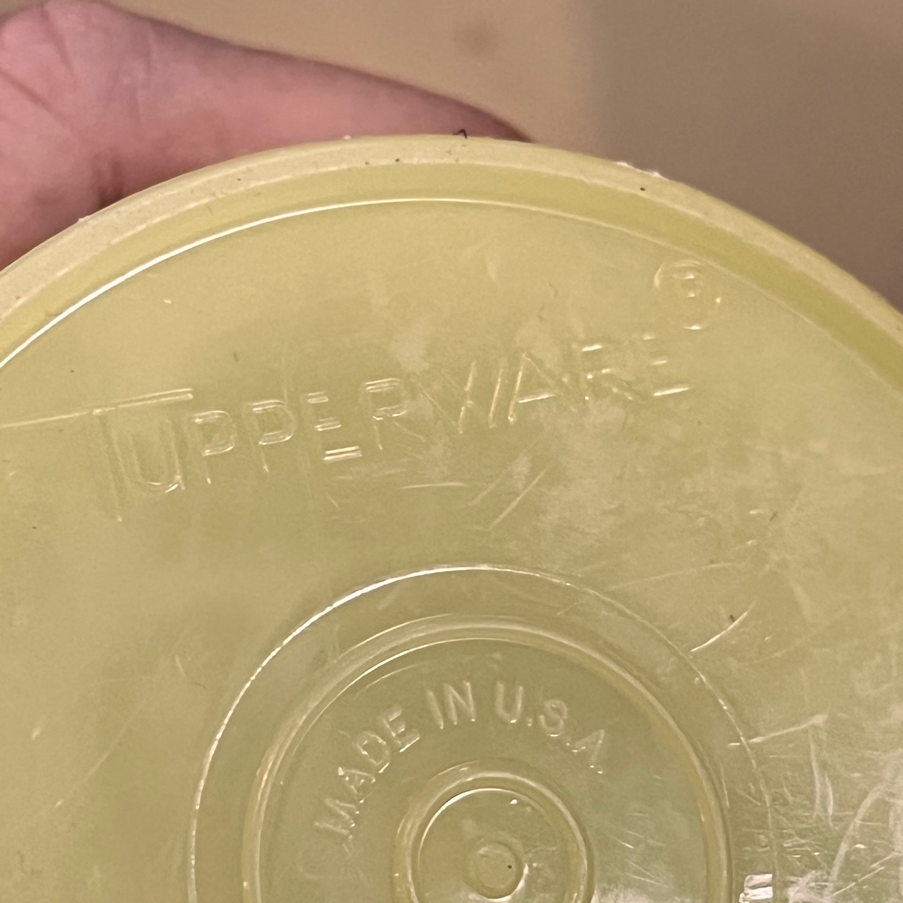 VIntage Yellow Tupperware shaker - Regular - Thumbnail 2
