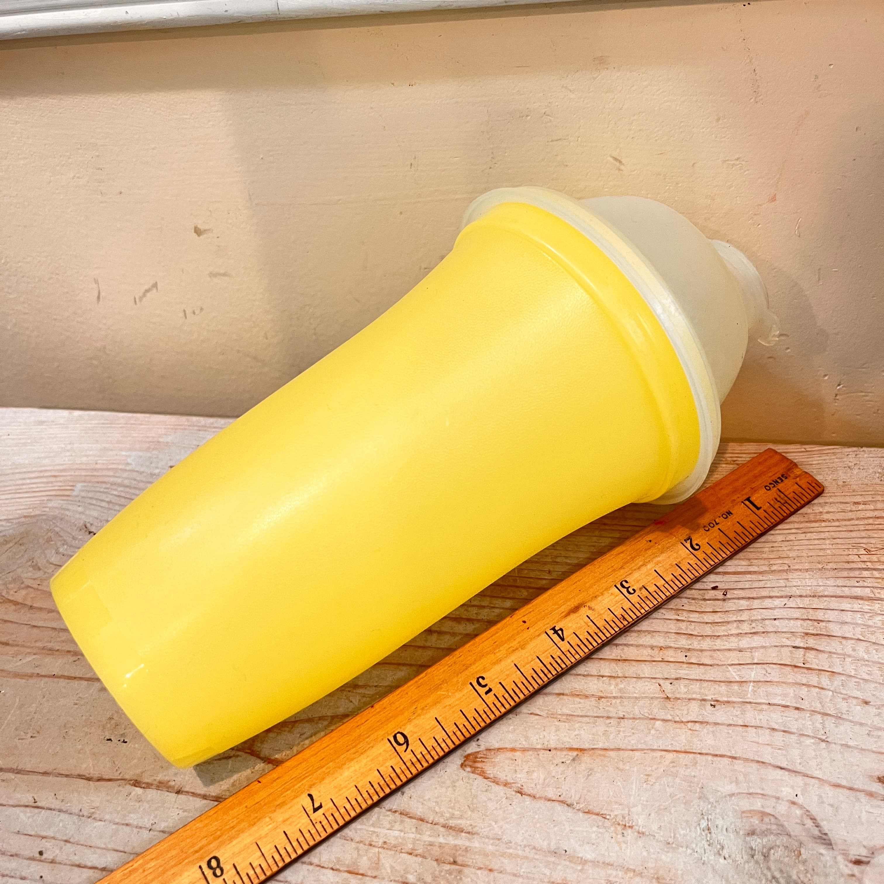 Vintage Yellow Tupperware 844-9 Shaker - Regular - Thumbnail 3
