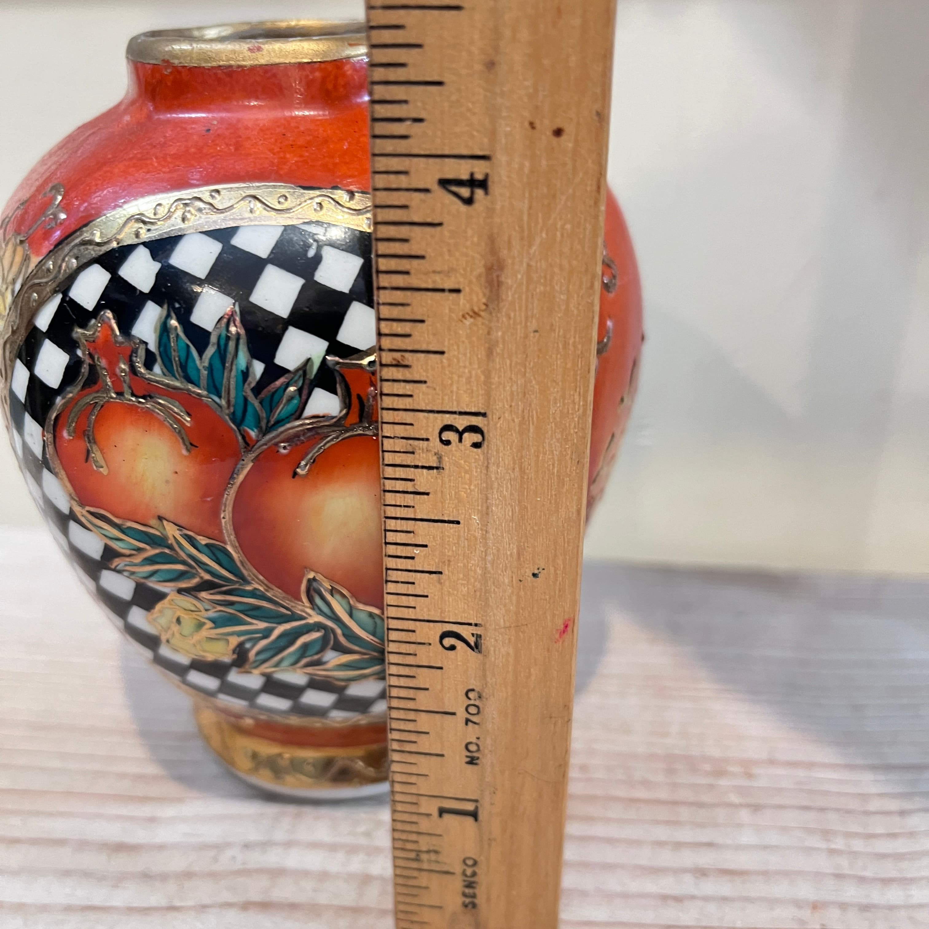Pomegranate on checkered background Vase - Regular - Thumbnail 4