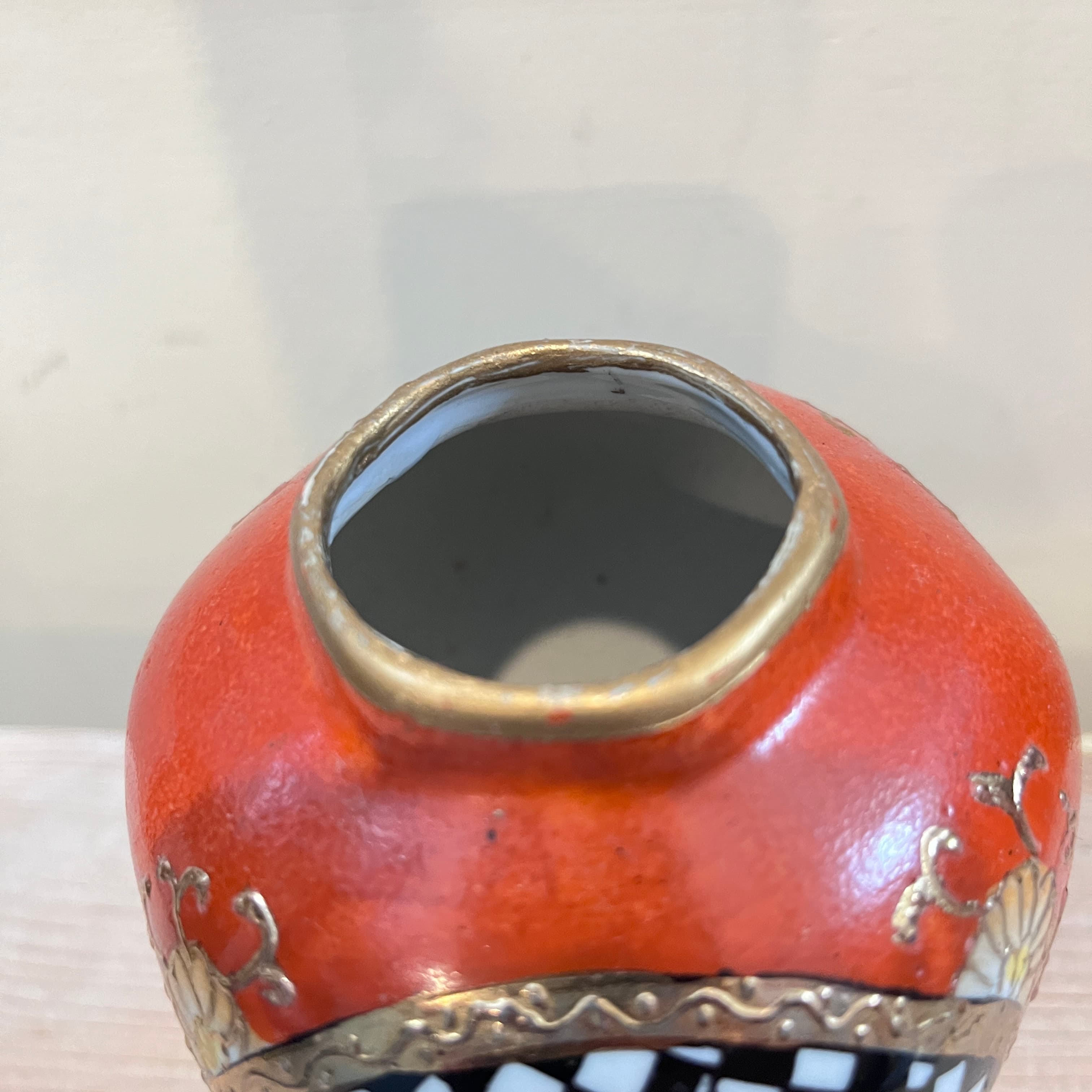 Pomegranate on checkered background Vase - Regular - Thumbnail 3