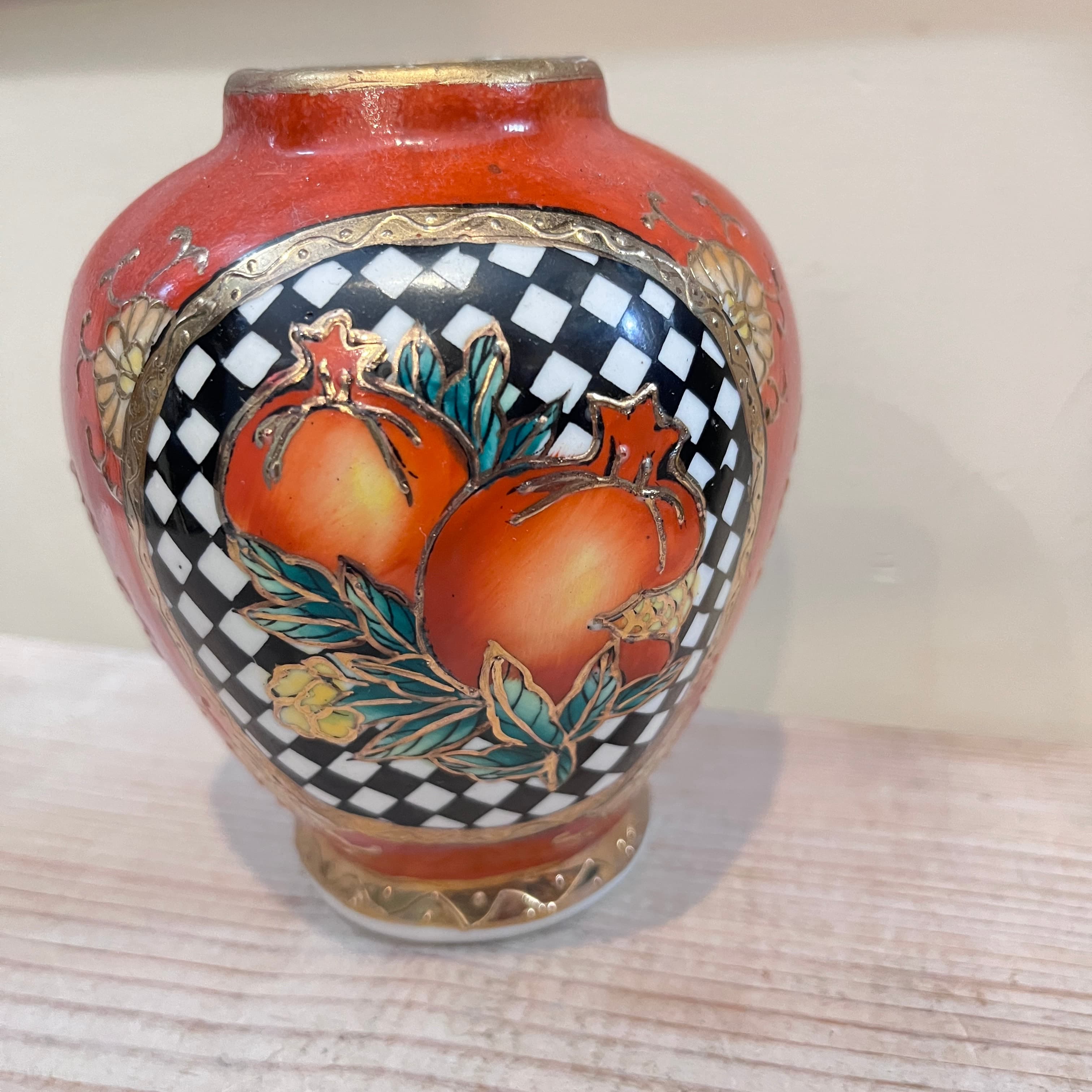 Pomegranate on checkered background Vase - Regular - Thumbnail 2