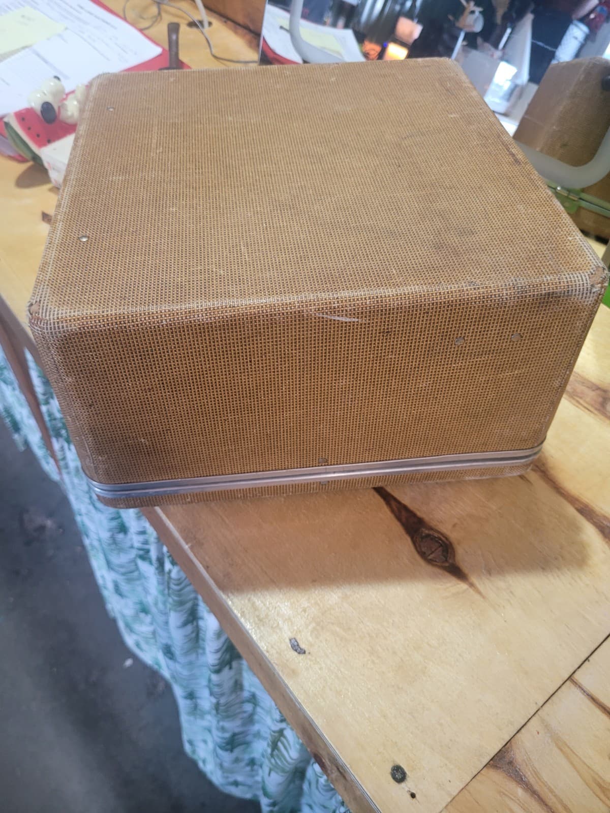 Vintage Royal Portable Manual Typewriter with Carrying Case - Thumbnail 7
