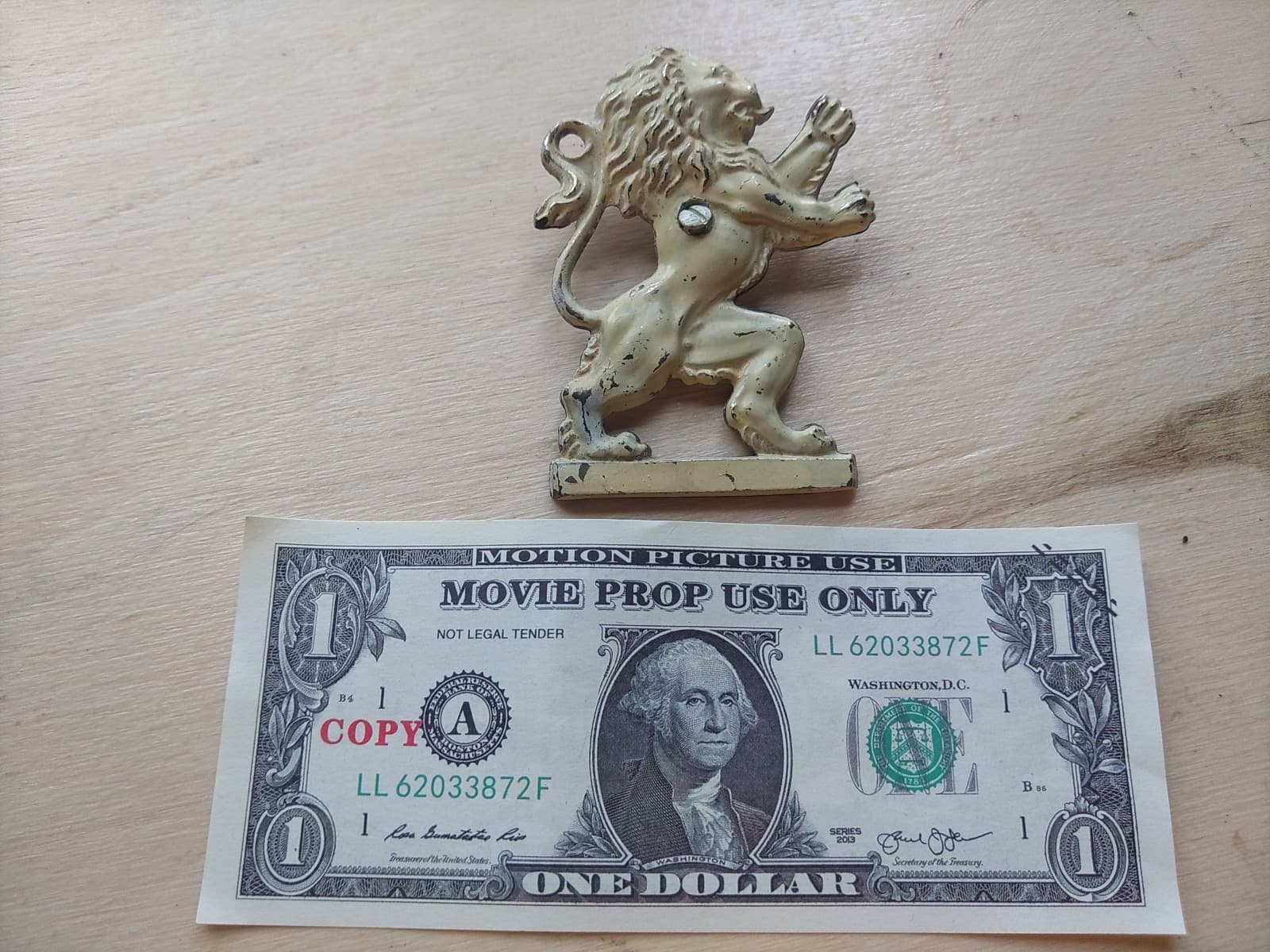 cast metal British "Lion Rampant" - Thumbnail 2