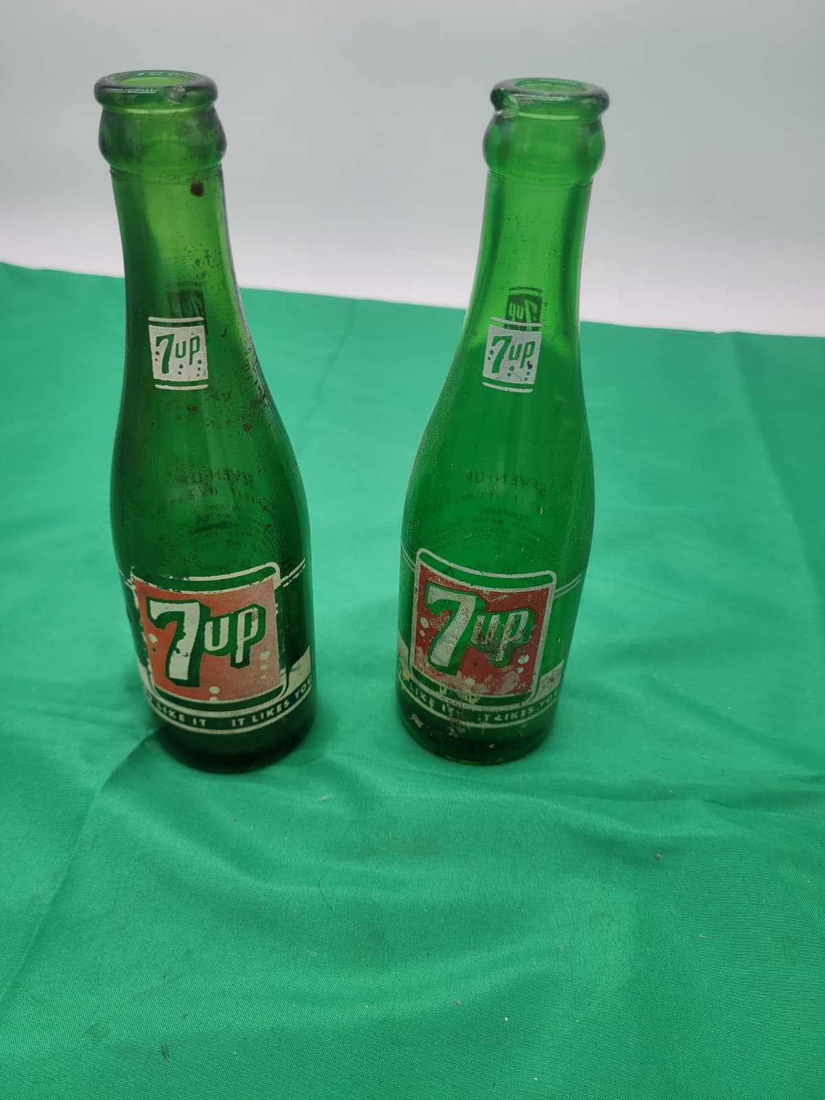 Vintage 7UP Green Glass Soda Bottles Lot of 2 Cokato MN & Chicago IL ACL Bottles - Thumbnail 3