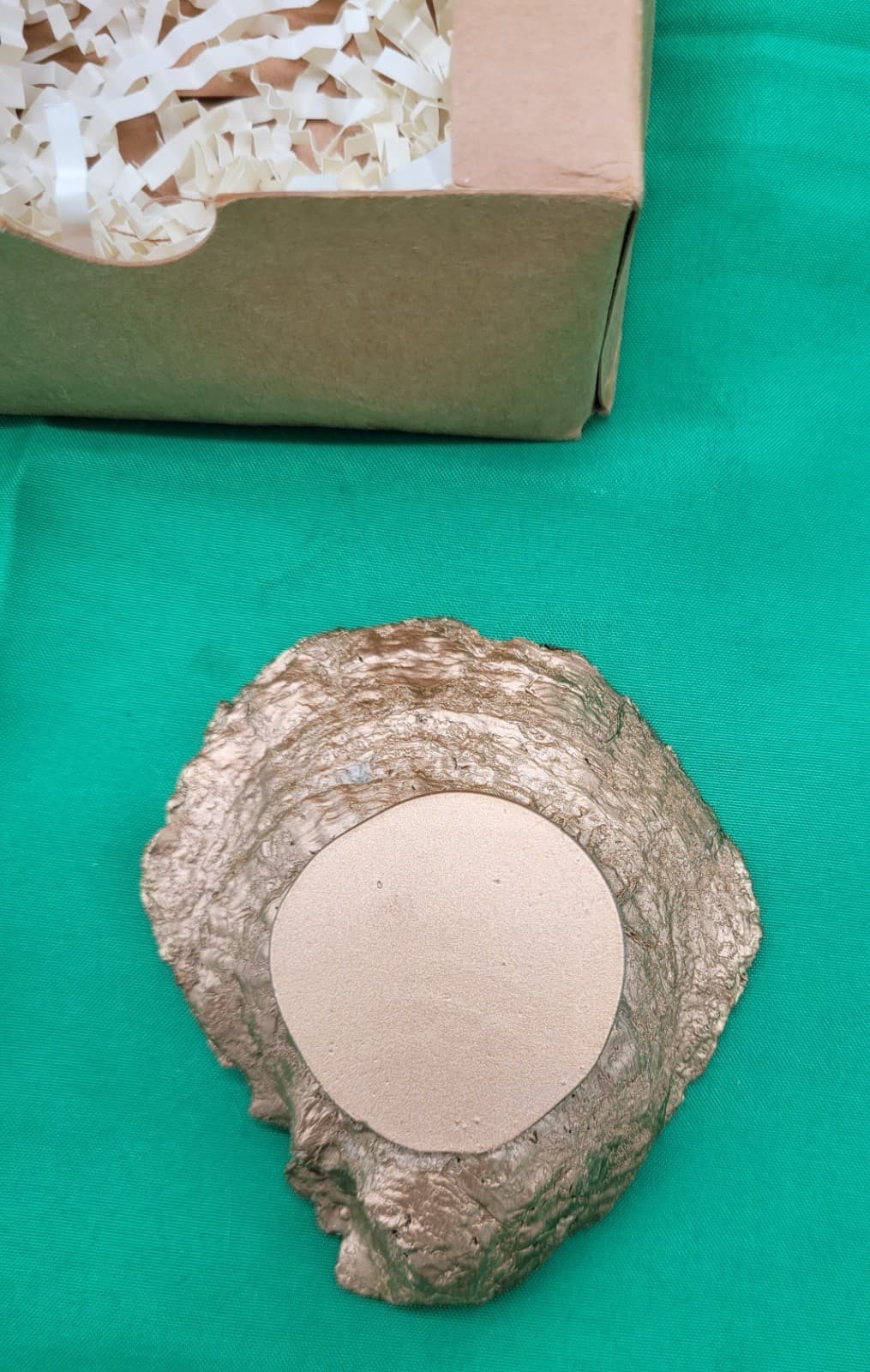 Grit & Grace Decorative Oyster Shell Trinket Dish w/ Bee Design Gold Trim Gift B - Thumbnail 4