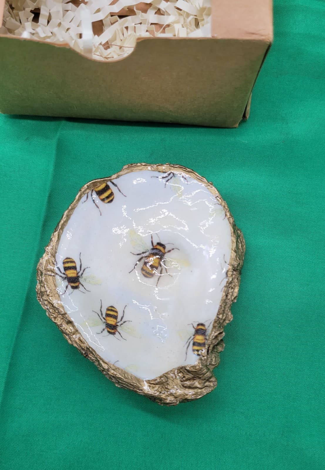 Grit & Grace Decorative Oyster Shell Trinket Dish w/ Bee Design Gold Trim Gift B - Thumbnail 3