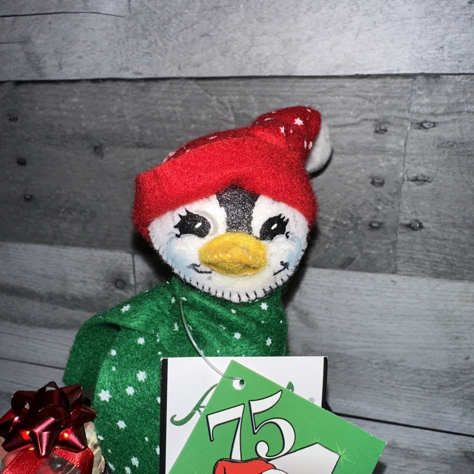 Annalee Dolls Christmas Collection – Cool Gift Penguin 7" 968307 2007 - Thumbnail 5