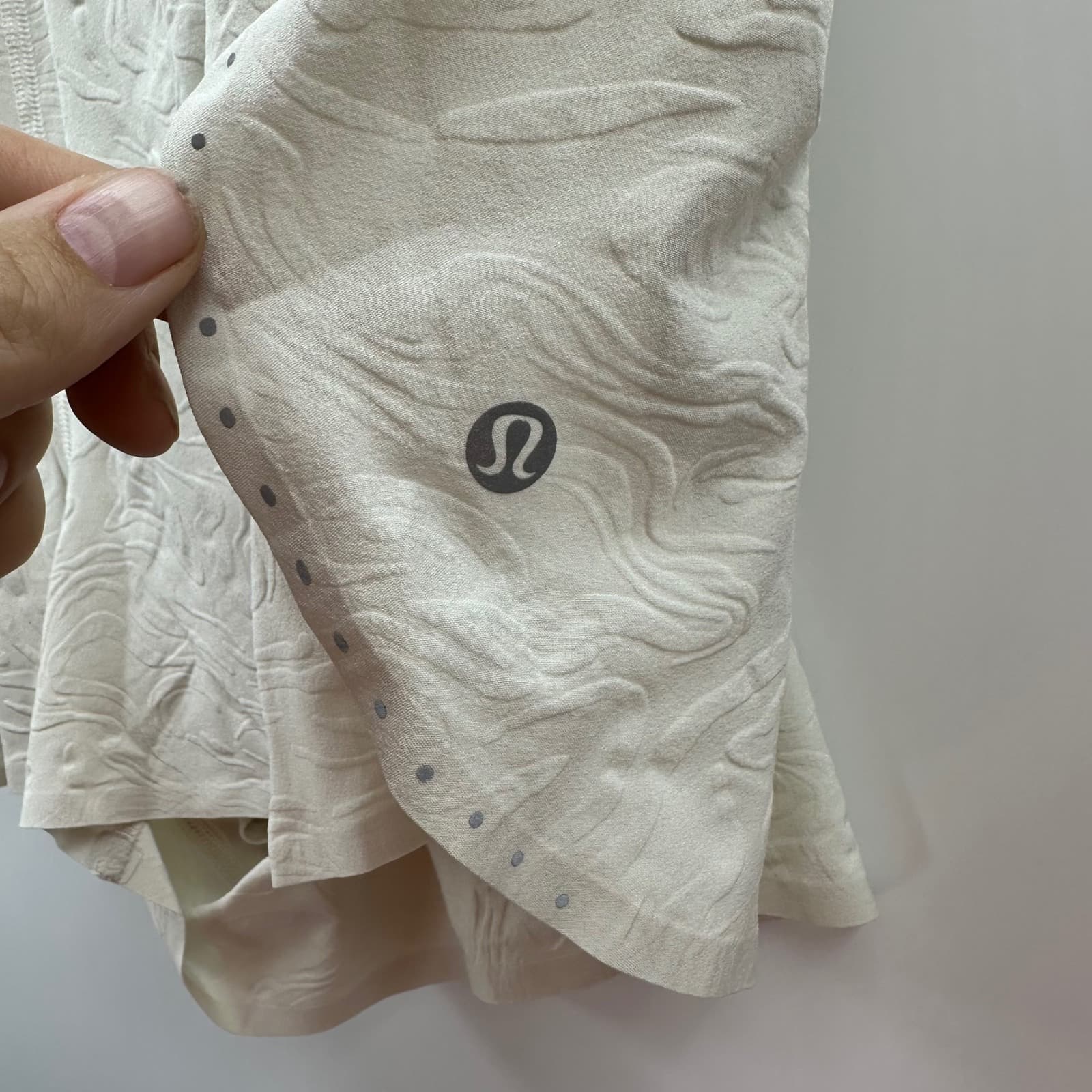 Lululemon Fast And Free High-Rise Short 2" Airflow in Emboss Bone Size 12 - Thumbnail 4