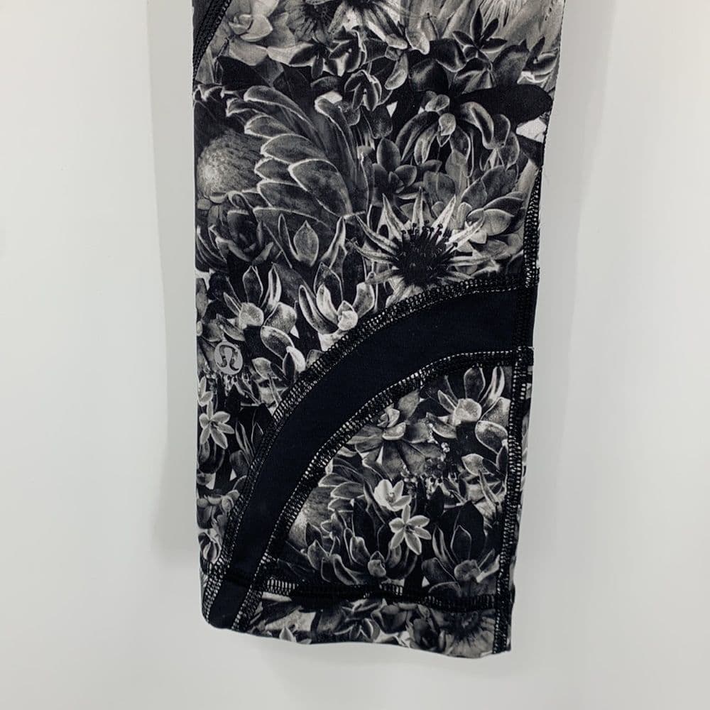Lululemon Run Inspire II Flowabunga Luxtreme Crops Black &‎ White Floral Sz 4 - Thumbnail 4