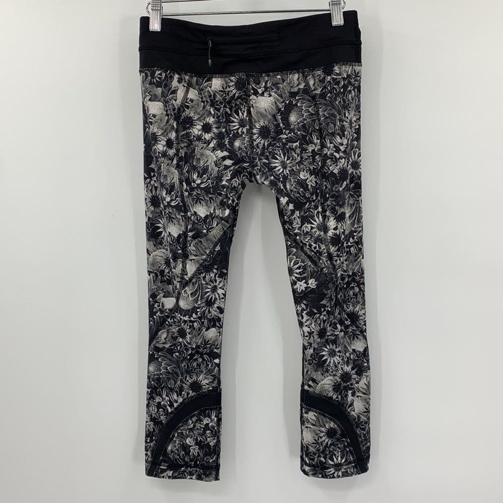 Lululemon Run Inspire II Flowabunga Luxtreme Crops Black &‎ White Floral Sz 4 - Thumbnail 2