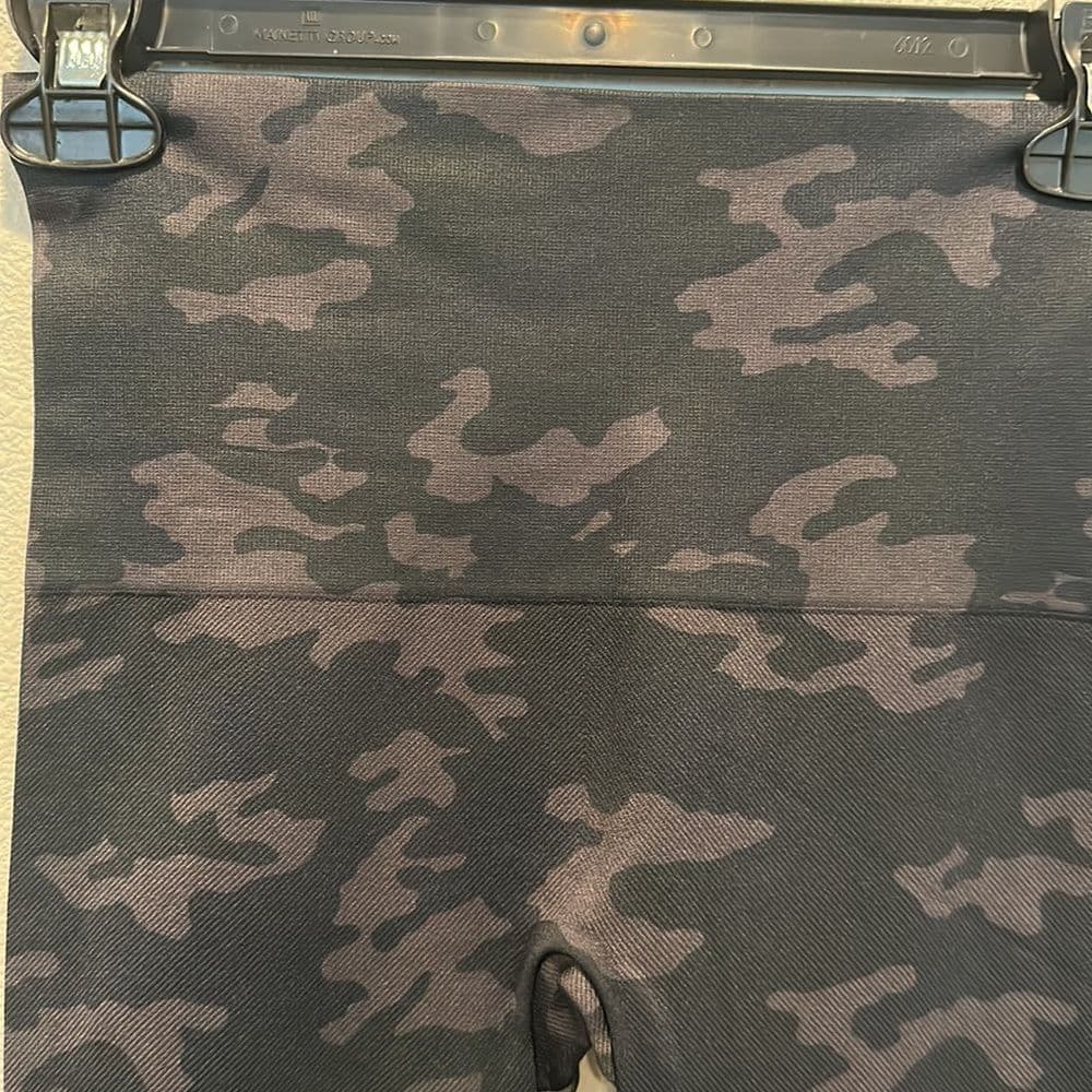 Spanx Camo Leggings‎ Sz M NWT Black Camo - Thumbnail 3