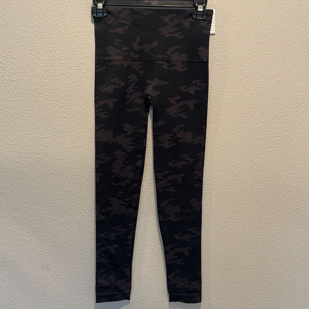 Spanx Camo Leggings‎ Sz M NWT Black Camo - Thumbnail 2