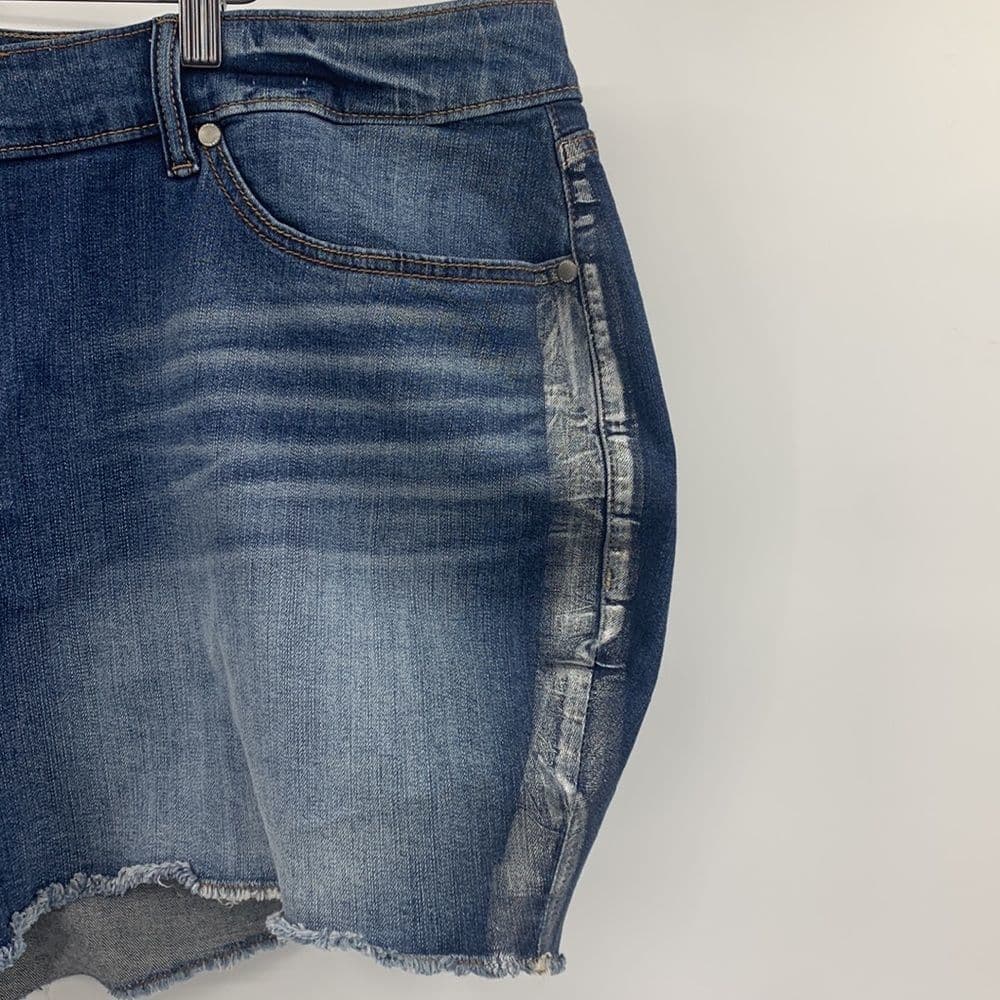 Torrid Silver Paint Denim‎ Cut Off Shorts Sz 26 - Thumbnail 2