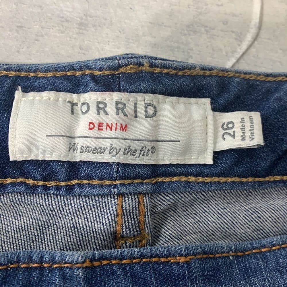 Torrid Silver Paint Denim‎ Cut Off Shorts Sz 26 - Thumbnail 4