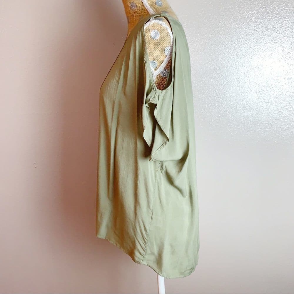 Cloth & Stone Cold Shoulder Olive Green‎ Top - Thumbnail 4