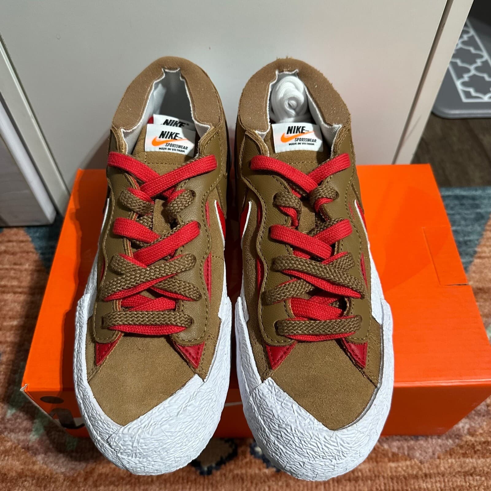 Nike Blazer Low/Sacai LT British Tan/University Red Men's 6.5 Women's 8 - Thumbnail 2