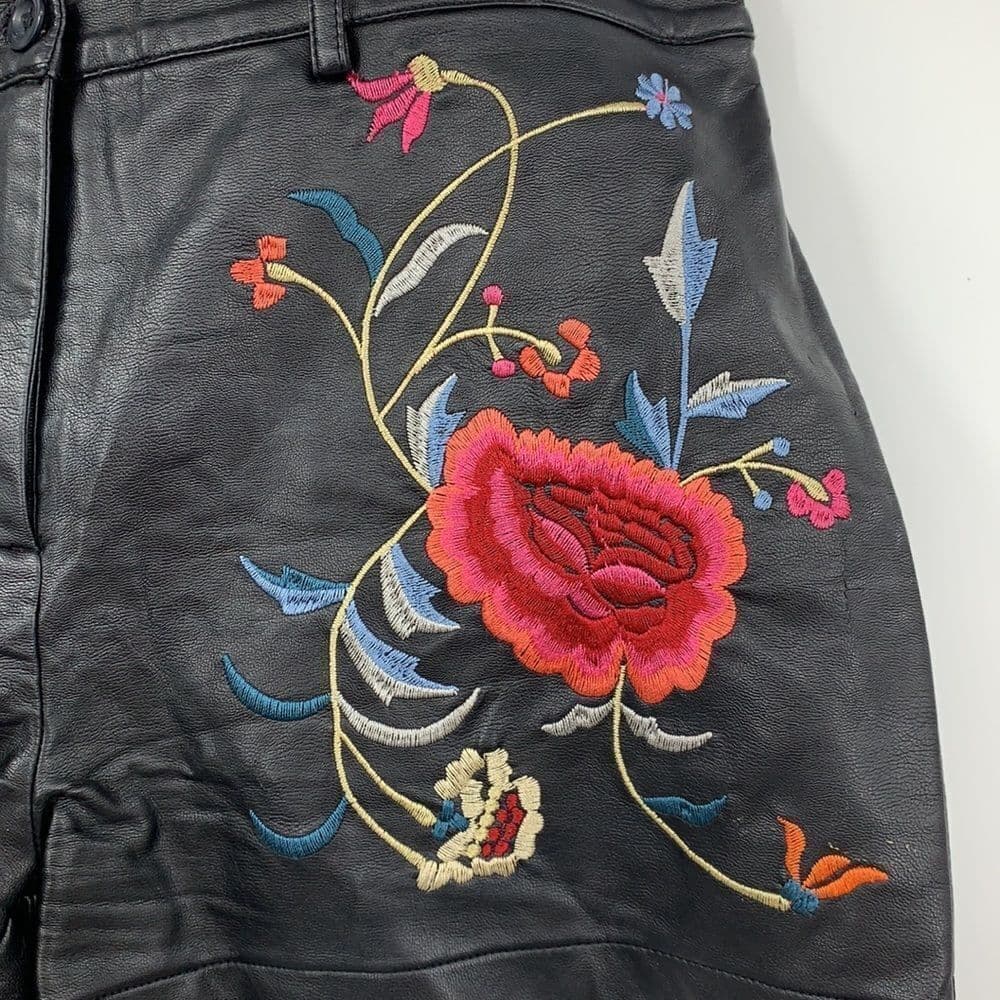 Staring at Stars Embroidered Shorts Sz 6 - Thumbnail 4