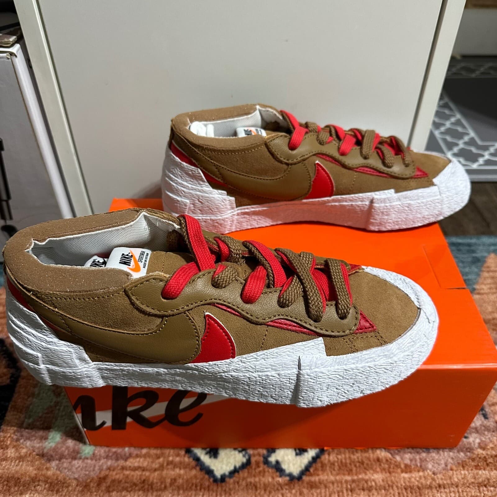 Nike Blazer Low/Sacai LT British Tan/University Red Men's 6.5 Women's 8 - Thumbnail 3