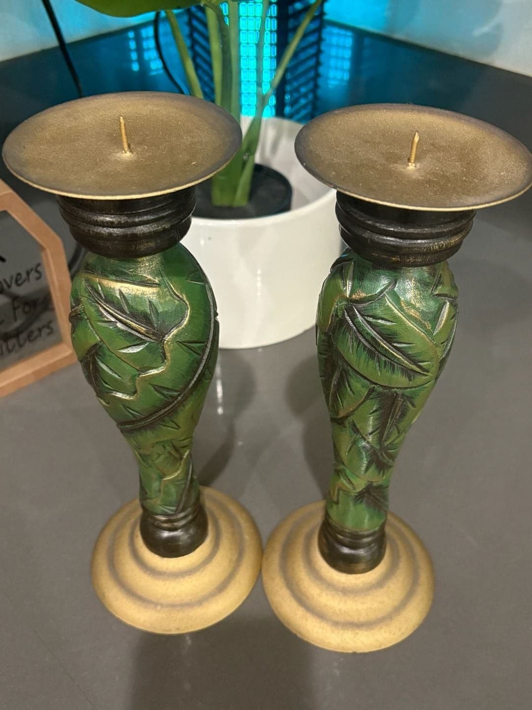 Set of 2 Decorative Carved Leaf Pattern Pillar Candle Holders - Thumbnail 3