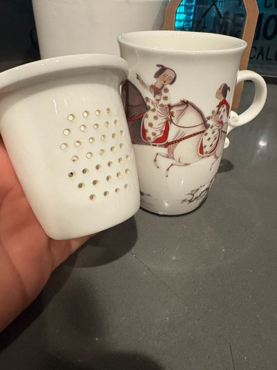 Chinese Porcelain Tea Infuser Mug with Lid and Horse Rider Design - Thumbnail 5