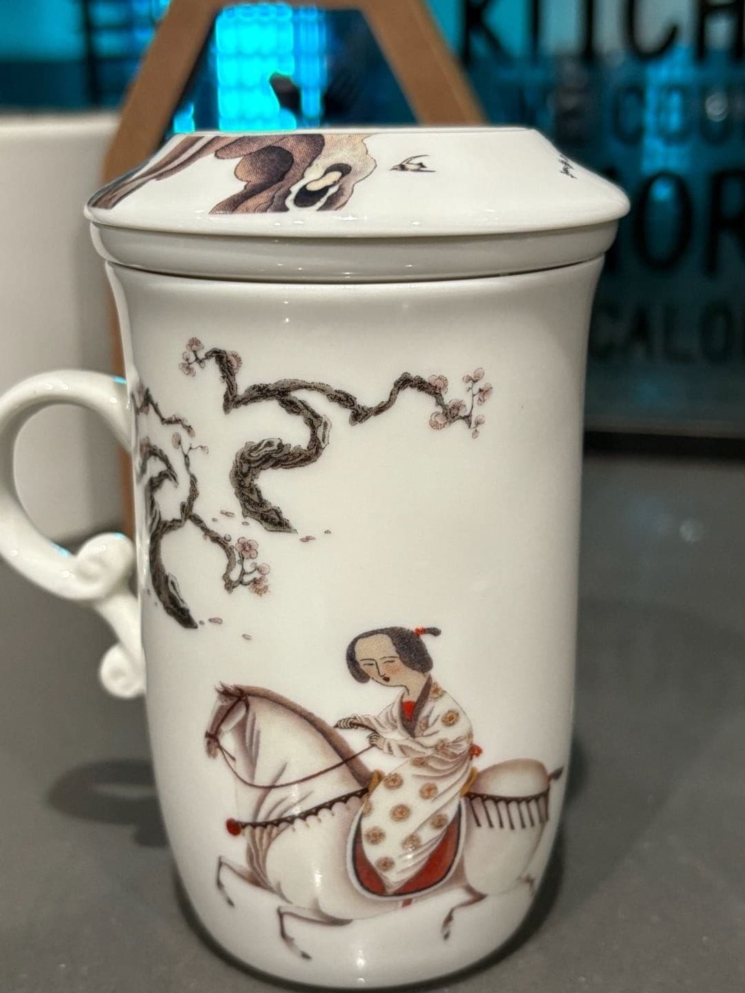 Chinese Porcelain Tea Infuser Mug with Lid and Horse Rider Design - Thumbnail 3