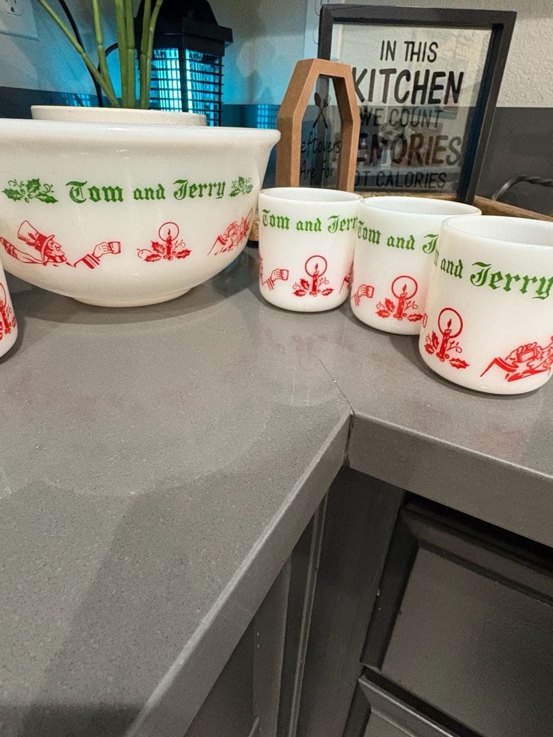 Vintage Hazel Atlas Tom and Jerry Milk Glass Christmas Punch Bowl Set with 6 Cup - Thumbnail 4