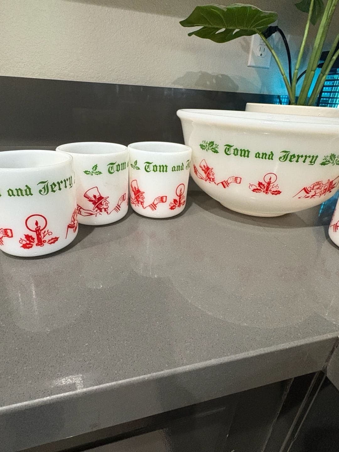 Vintage Hazel Atlas Tom and Jerry Milk Glass Christmas Punch Bowl Set with 6 Cup - Thumbnail 3