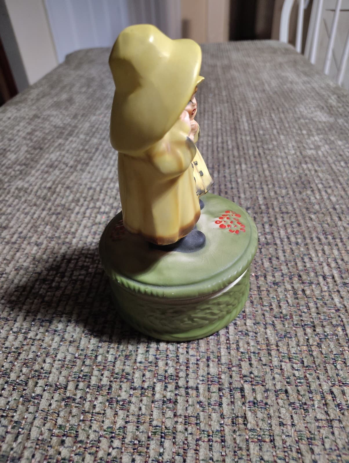 Vintage Music Box- 2 kids in Raincoats, plays Raindrops Keep Falling on my Head - Thumbnail 3