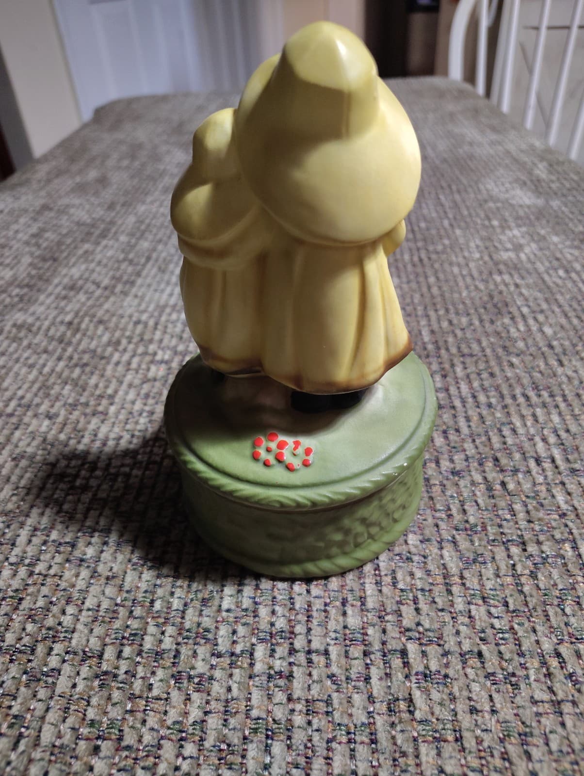 Vintage Music Box- 2 kids in Raincoats, plays Raindrops Keep Falling on my Head - Thumbnail 2