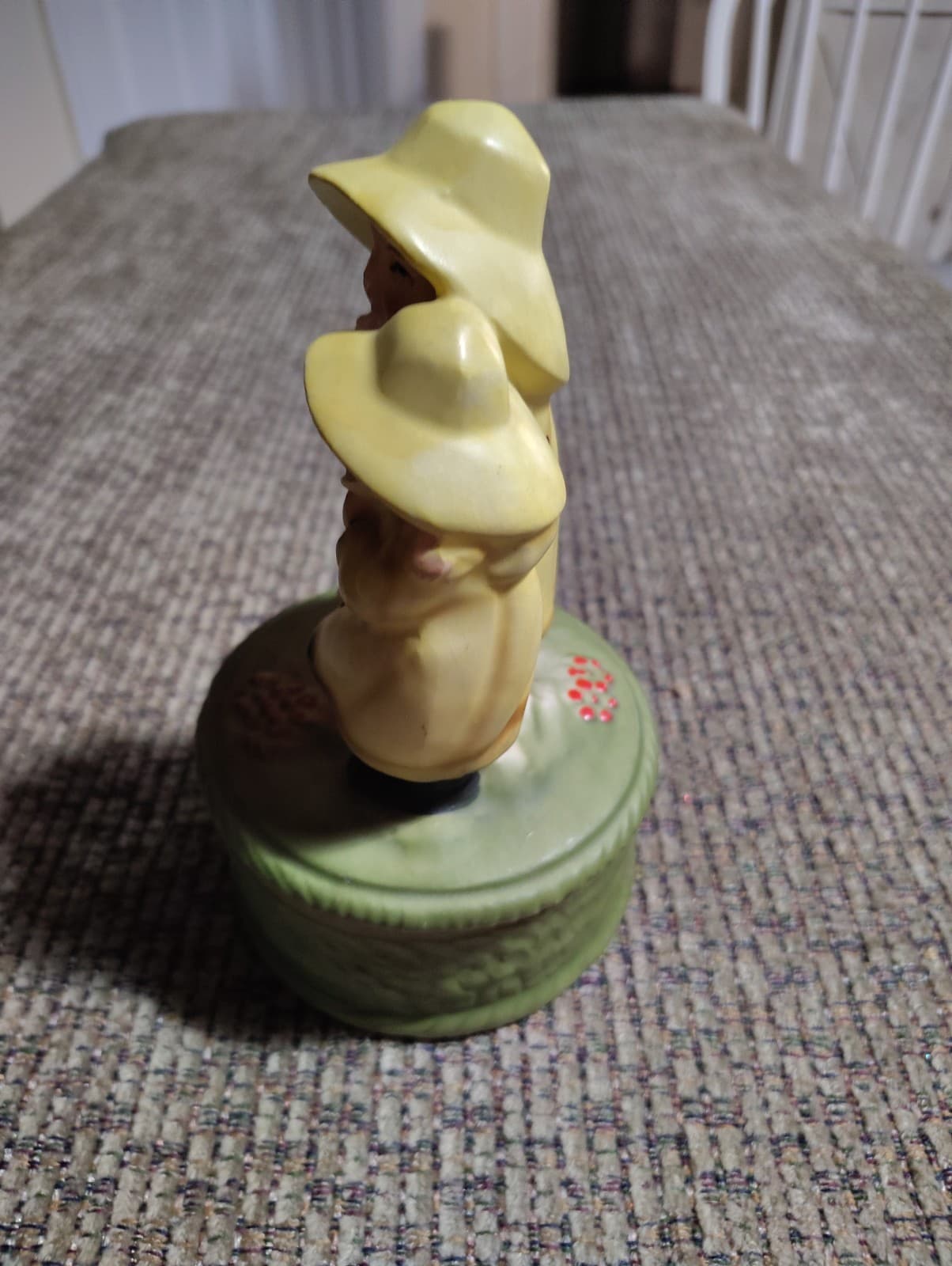 Vintage Music Box- 2 kids in Raincoats, plays Raindrops Keep Falling on my Head - Thumbnail 4