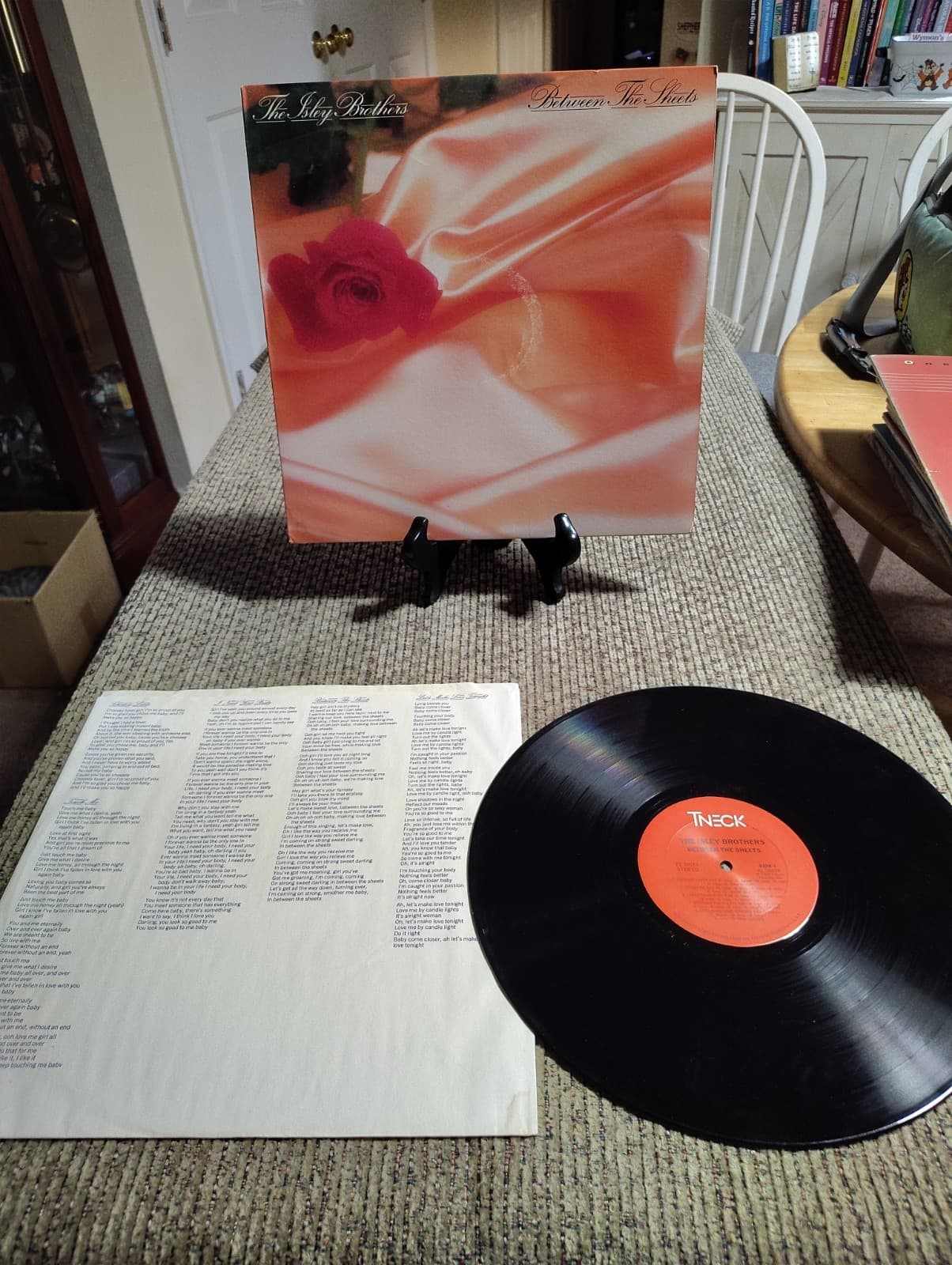 The Isley Brothers "Between The Sheets" NEAR MINT Vinyl LP 33 RPM First Pressing