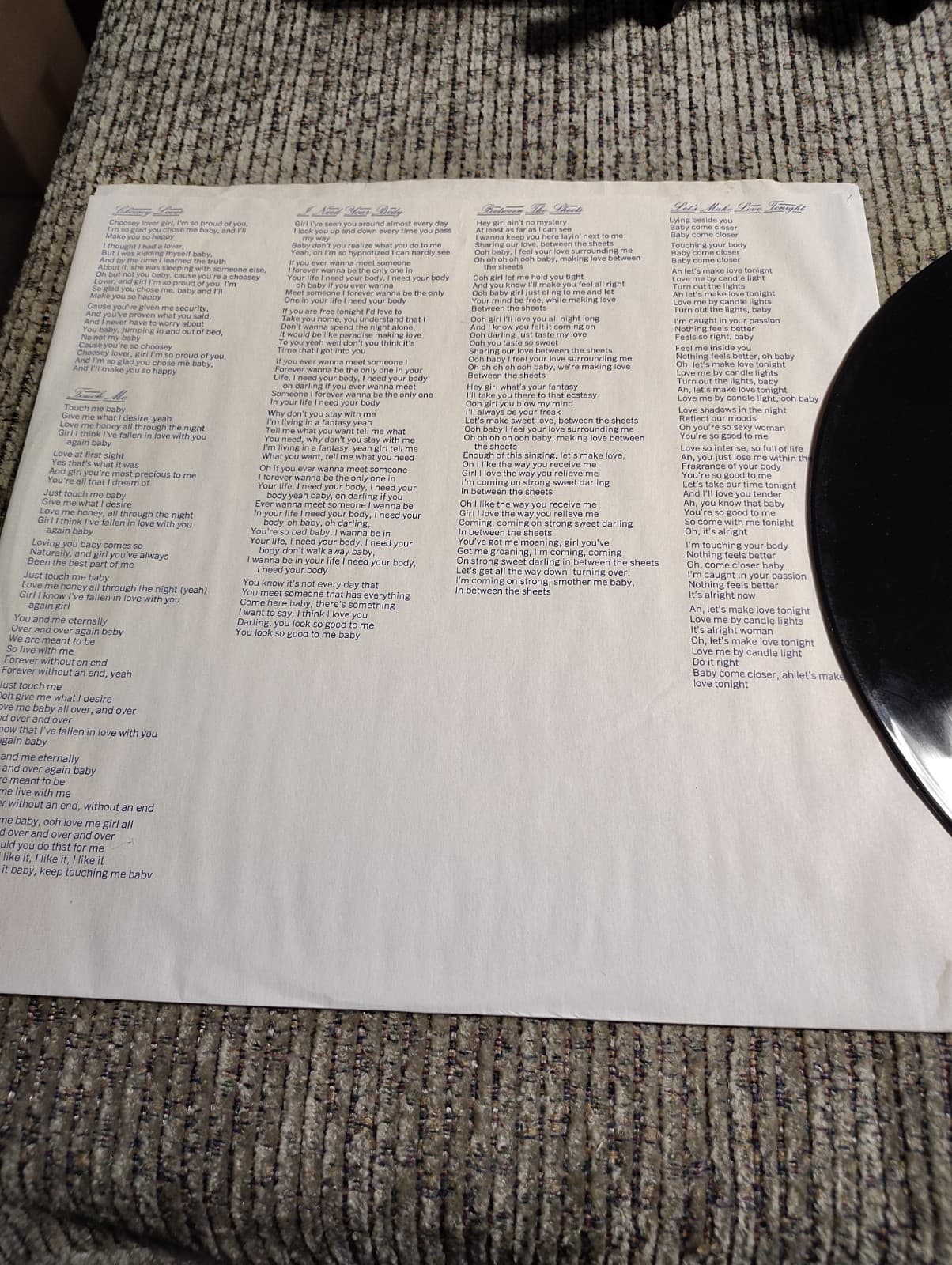 The Isley Brothers "Between The Sheets" NEAR MINT Vinyl LP 33 RPM First Pressing - Thumbnail 2