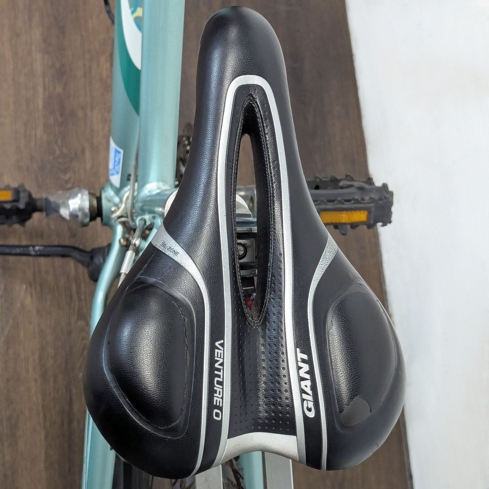 Giant Lightweight Outdoor Mountain Bike with Rear Rack - Thumbnail 8