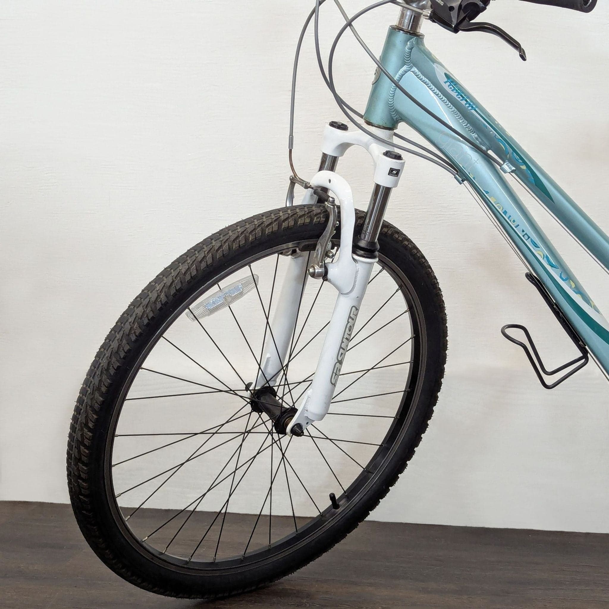 Giant Lightweight Outdoor Mountain Bike with Rear Rack - Thumbnail 13