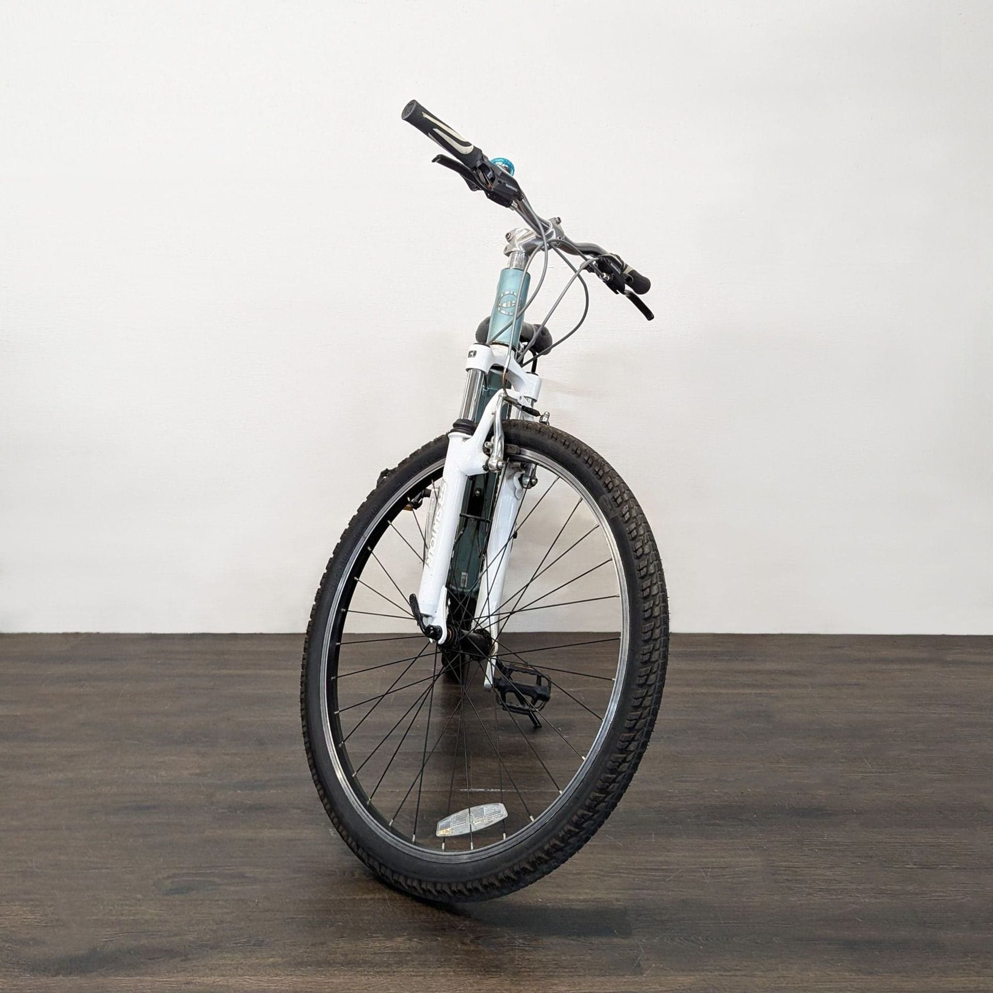 Giant Lightweight Outdoor Mountain Bike with Rear Rack - Thumbnail 3