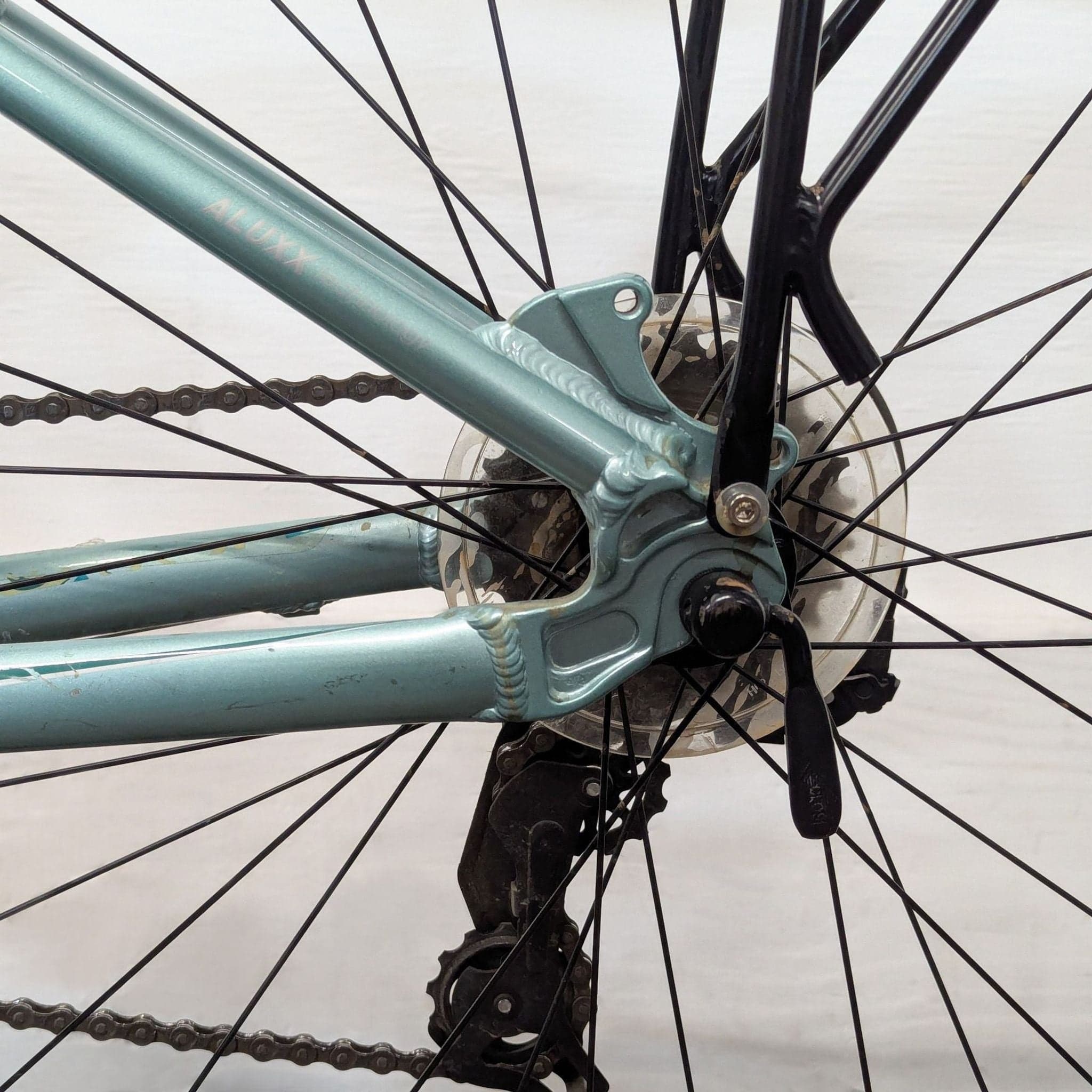Giant Lightweight Outdoor Mountain Bike with Rear Rack - Thumbnail 6