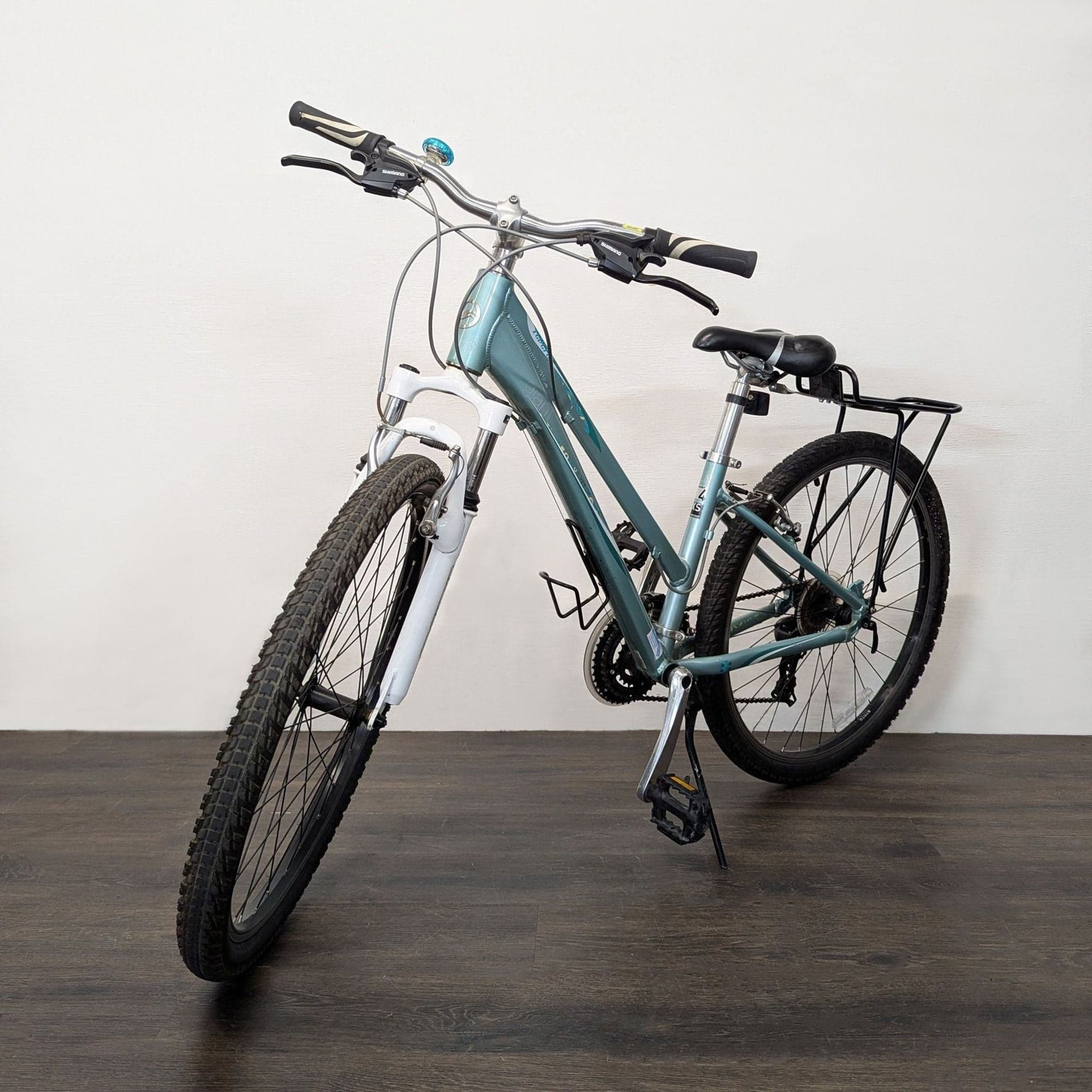 Giant Lightweight Outdoor Mountain Bike with Rear Rack - Thumbnail 2