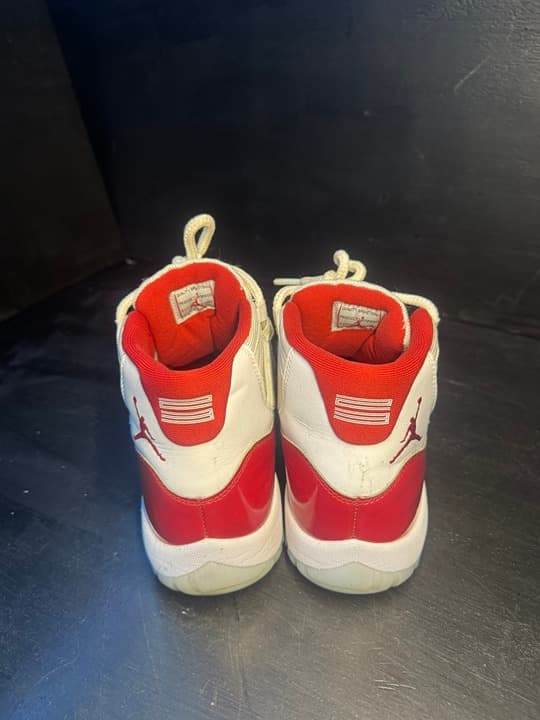 Jordan 11 size 7.5 cherry - Thumbnail 2